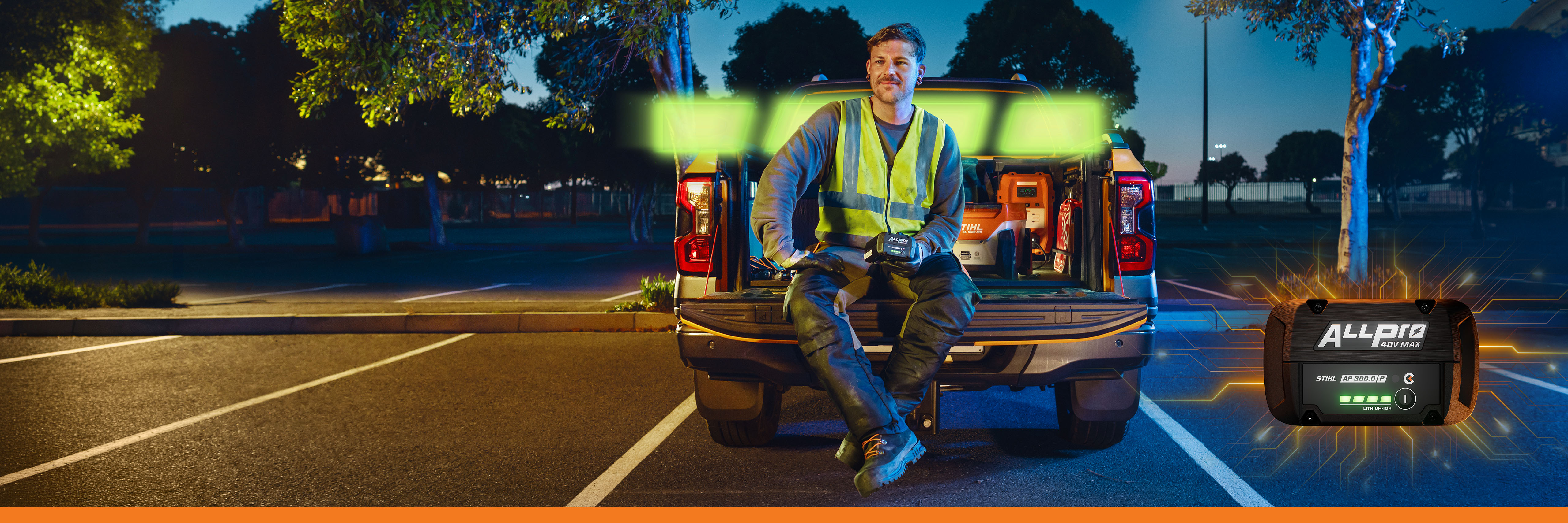 Ein Mann sitzt auf der Ladefläche eines Transporters und hält den Akku STIHL AP 300 PC in der Hand. Im Bild sind außerdem ein grafisches Akku-Element sowie die STIHL ALLPRO Akkusystem-Einheit zu sehen.