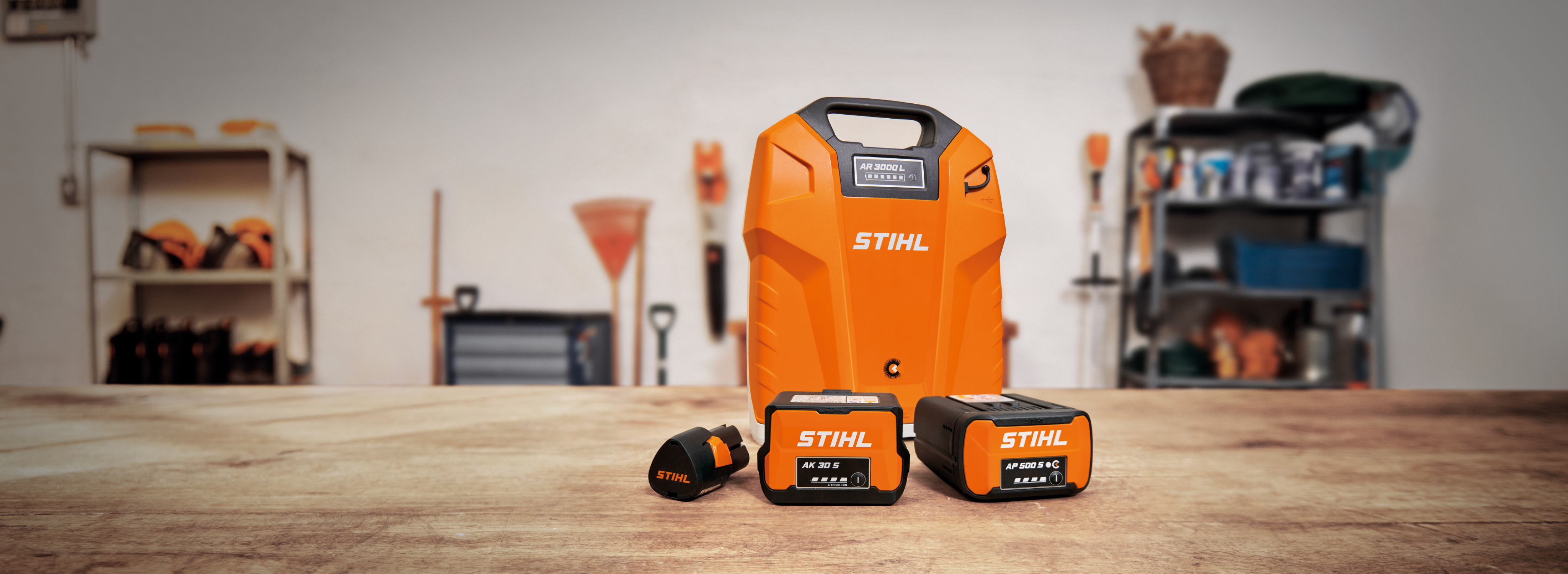STIHL AP-System Produkte liegen auf einem Tisch in einer Garage