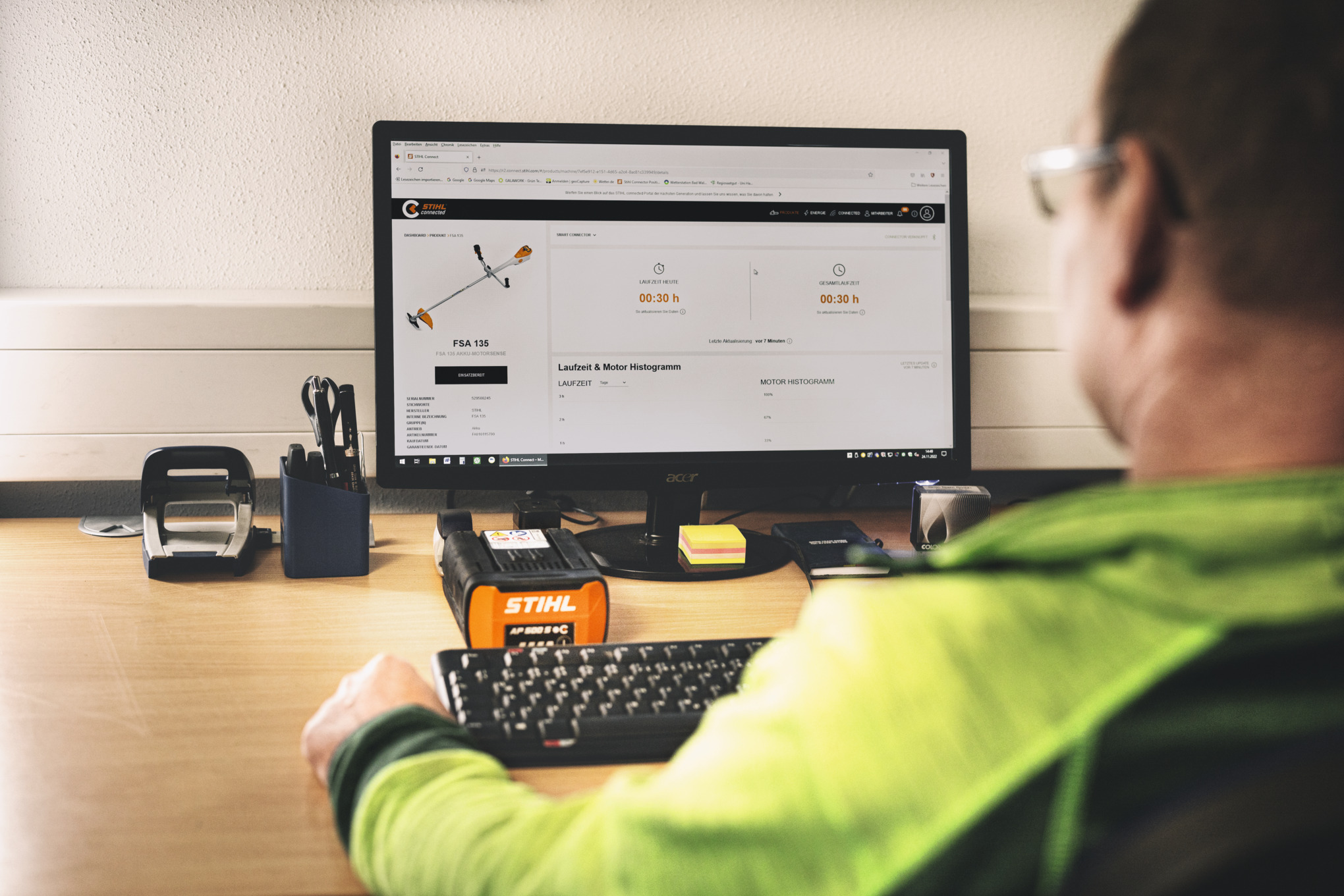 Nahaufnahme, wie jemand auf die STIHL connected auf dem Laptop benutzt