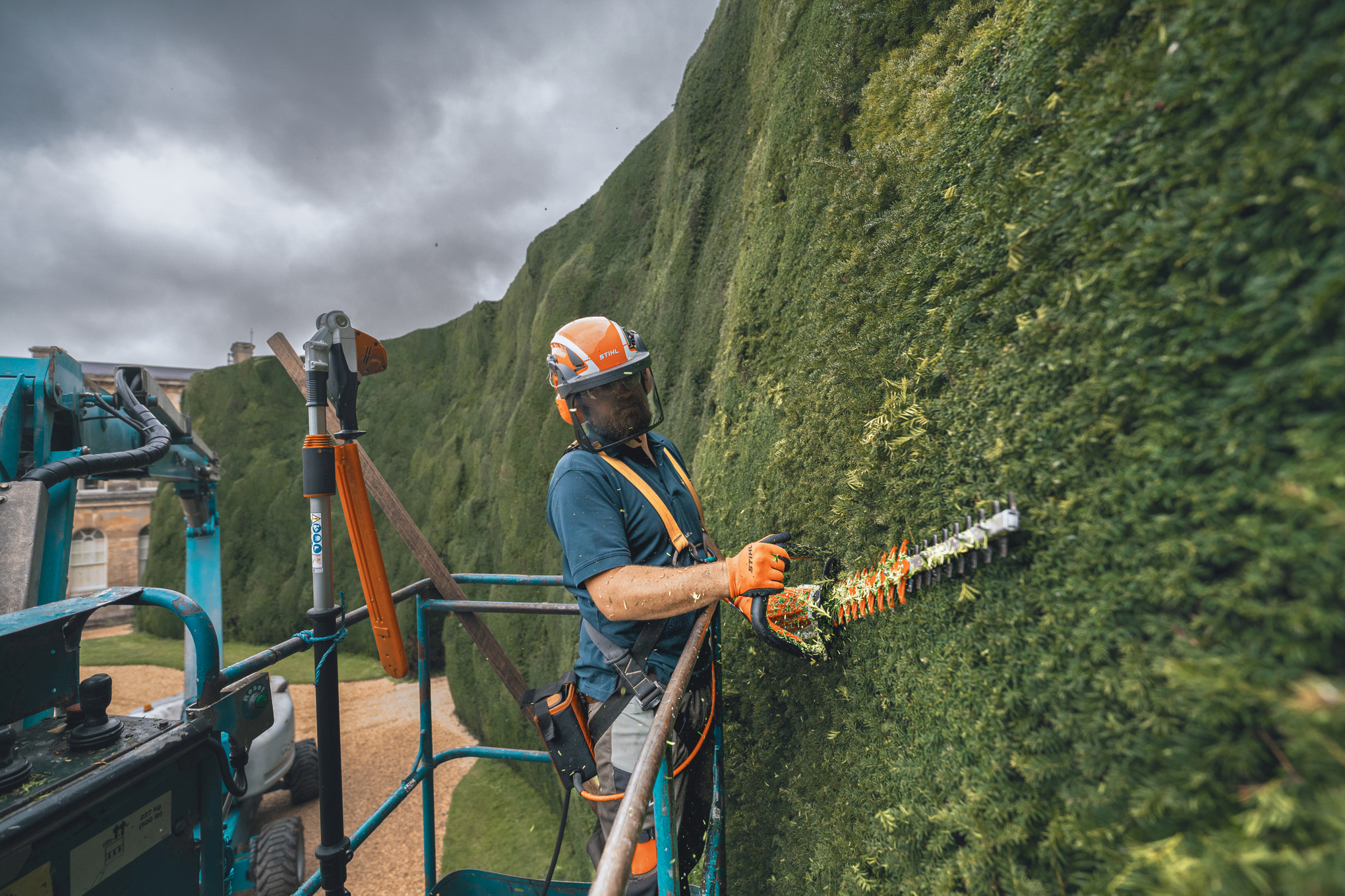 Oliver Murray steht auf einer Hubarbeitsbühne und schneidet die größte Hecke der Welt, Bathurst Estate