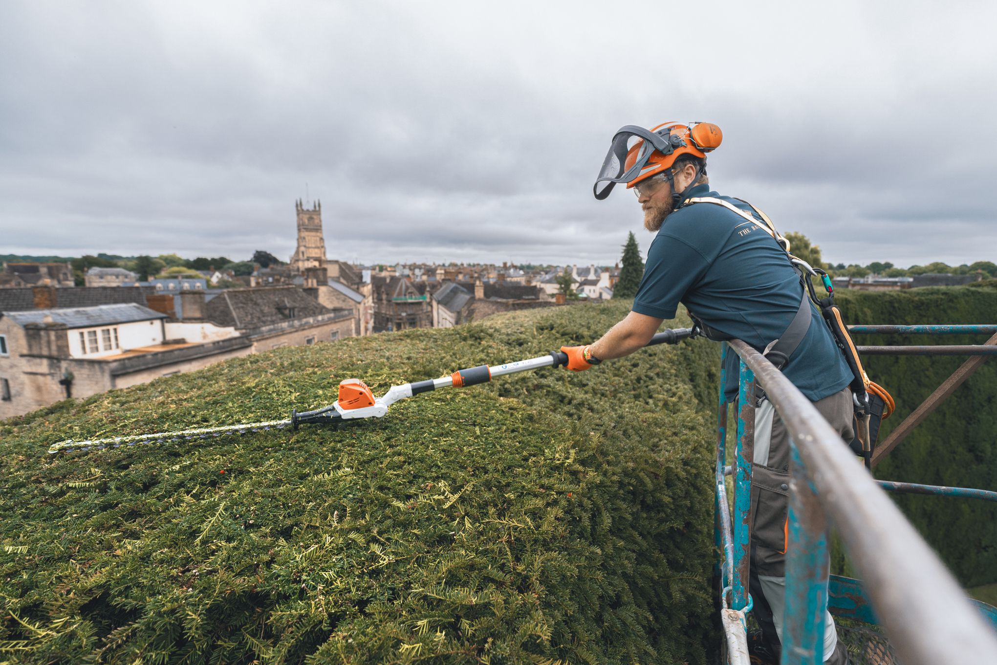 Oliver Murray, leitender Förster, schneidet die Hecke oben mit einem verstellbaren Messerbalken