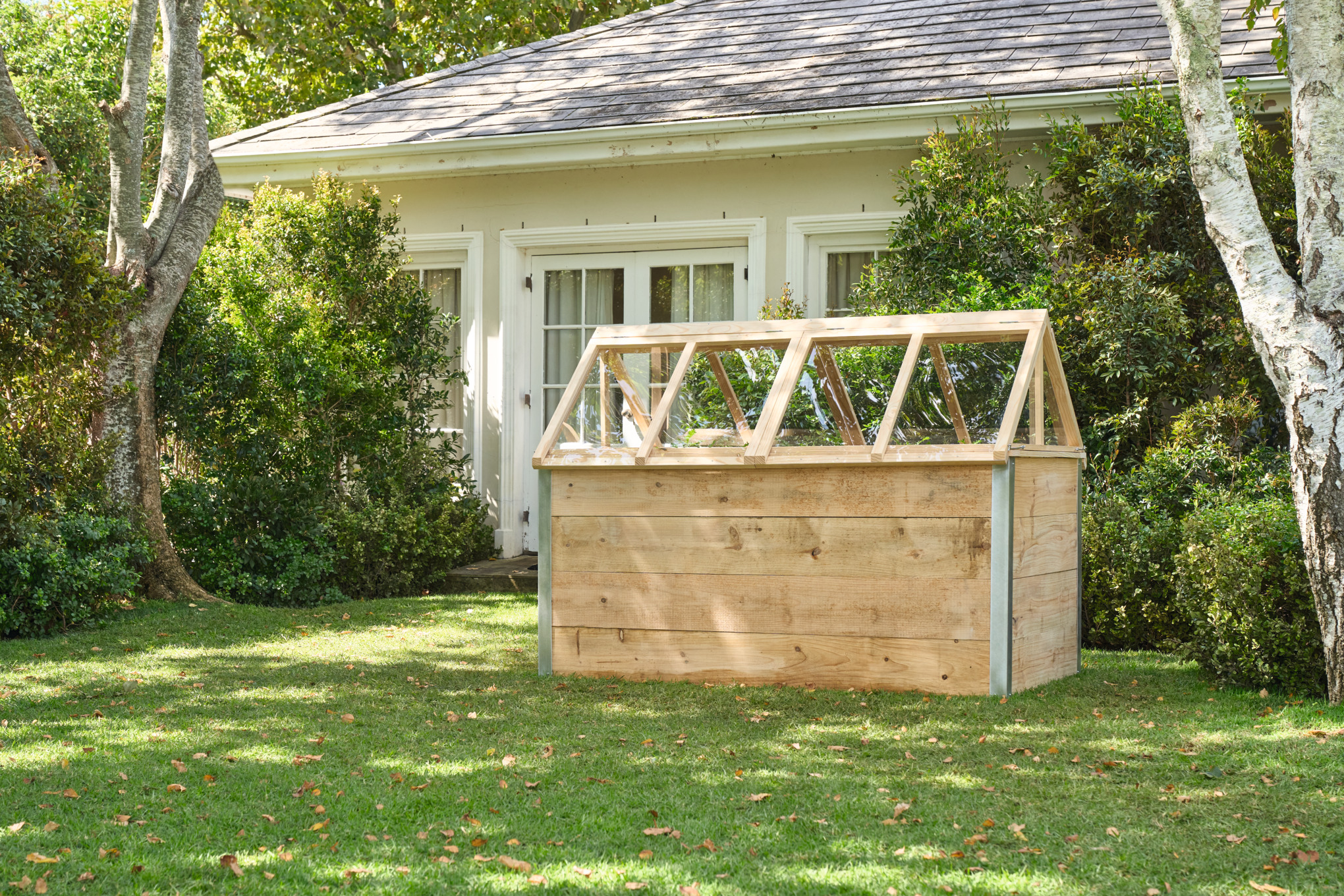 Hochbeet auf einem Gartengrundstück mit selbstgebauter Hochbeet-Abdeckung