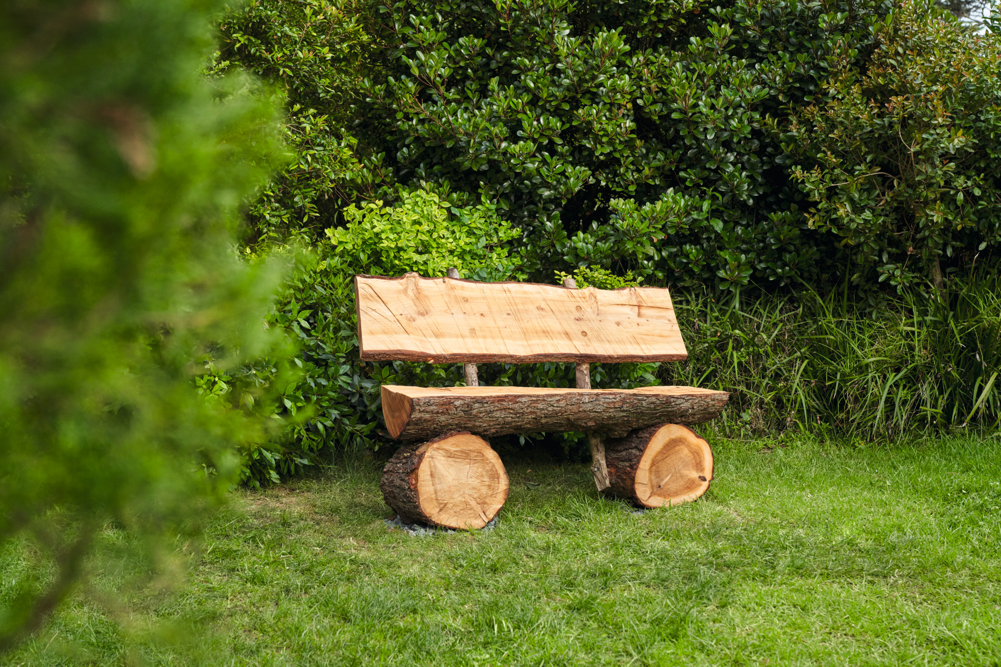 Eine Selbstgebaute Gartenbank auf einer Rasenfläche