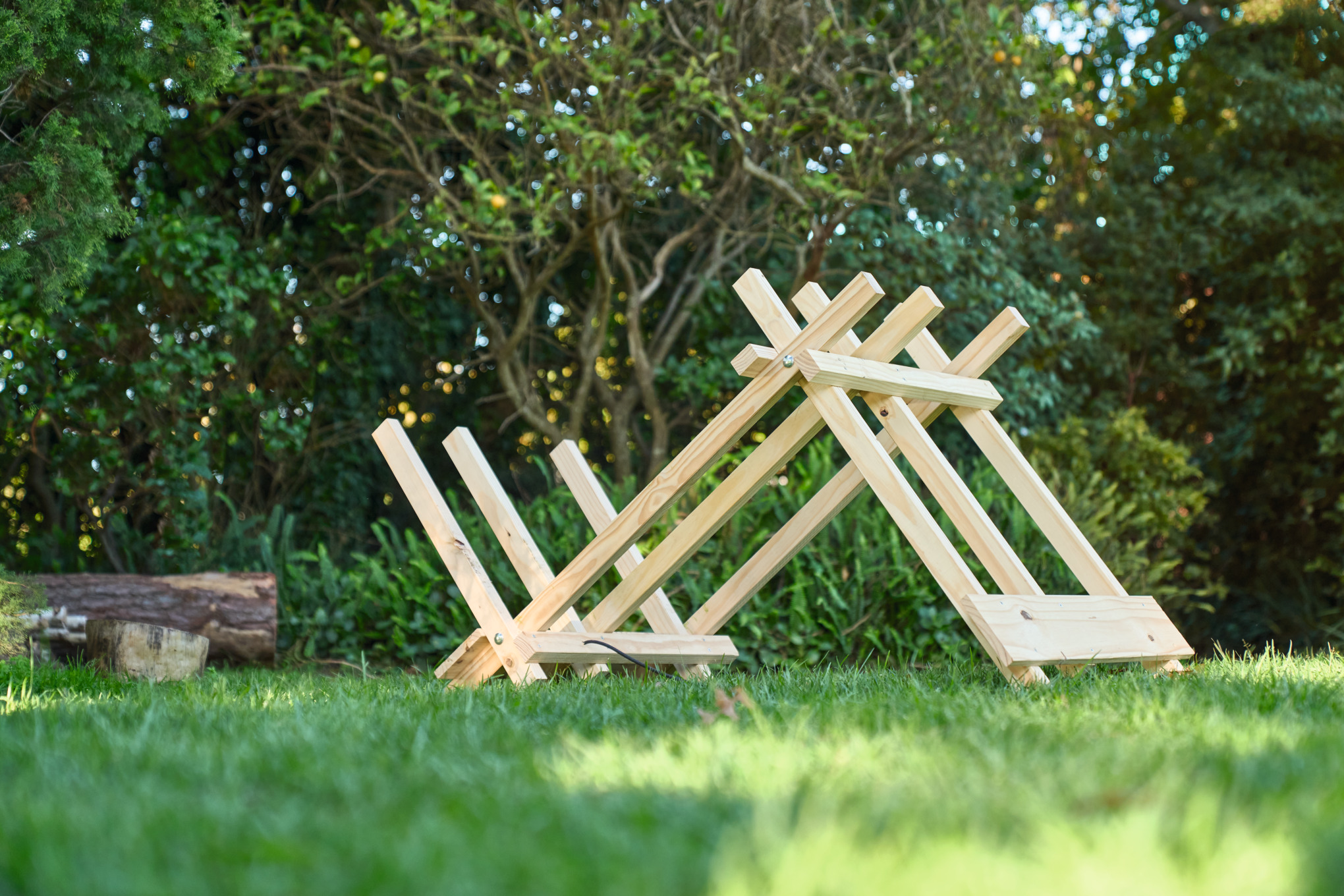 Selbstgebauter Sägebock aus Holz in einem Garten