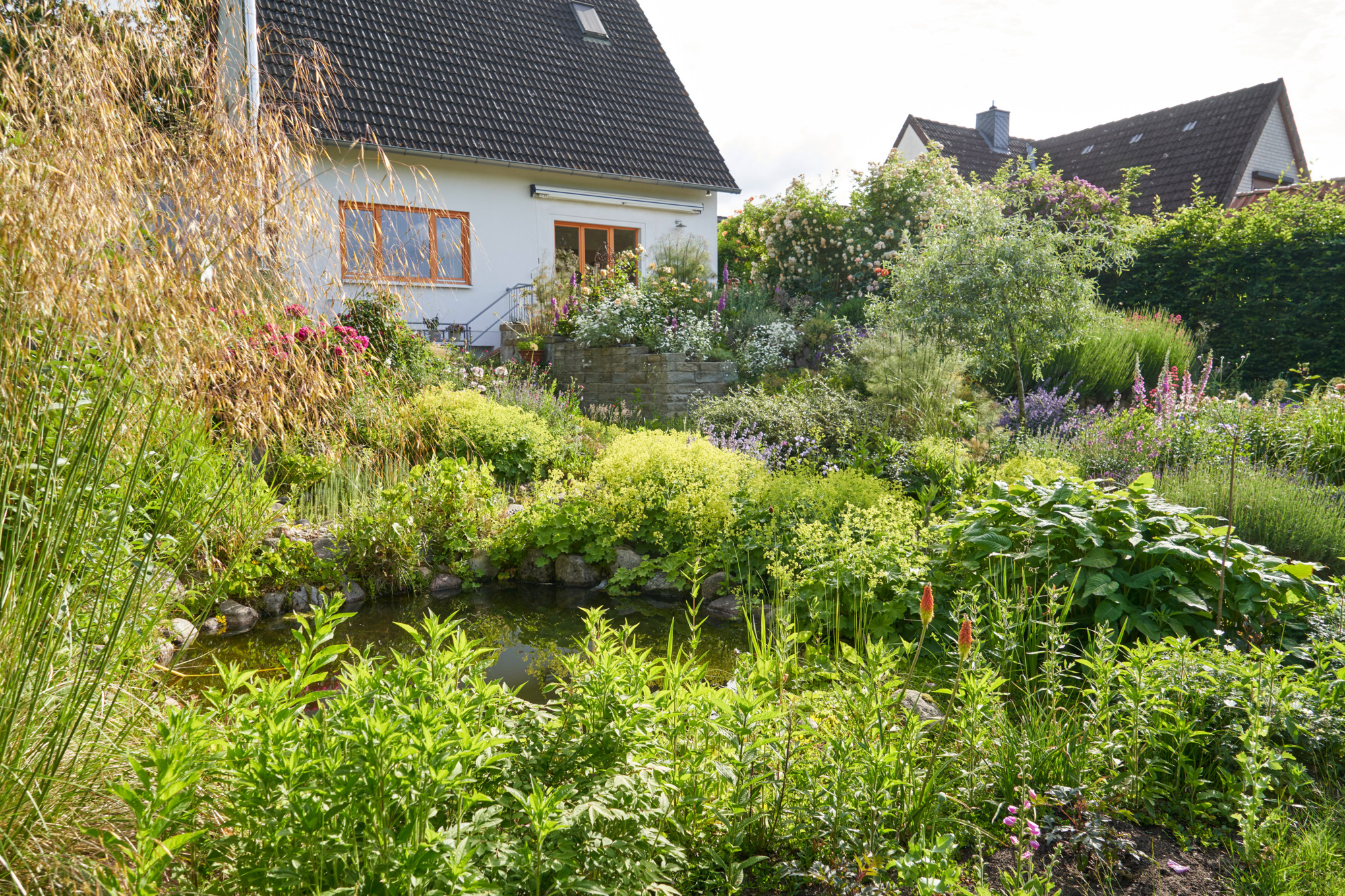 Hanggarten mit weißen Häusern im Hintergrund