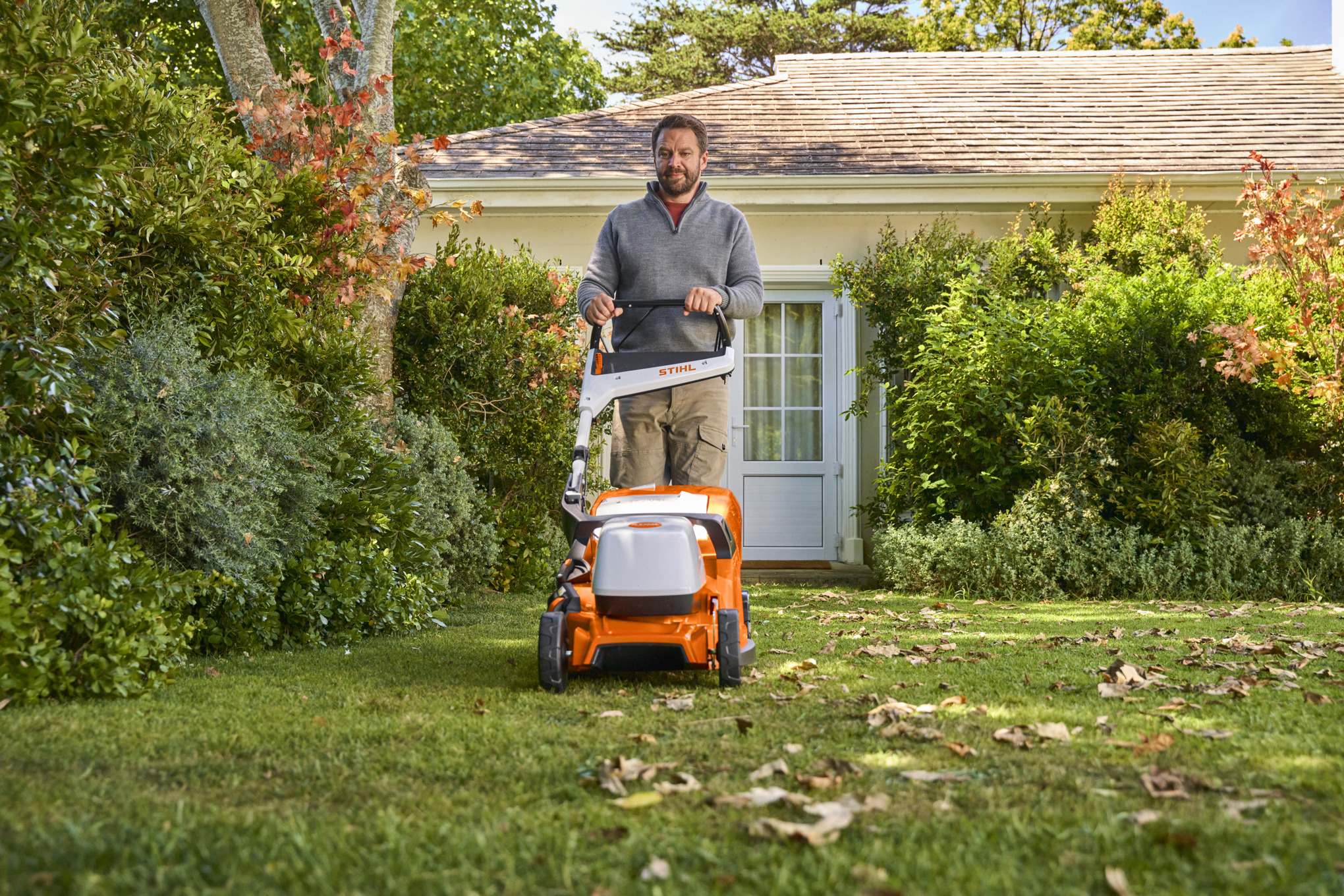 Rasenpflege im Herbst: Praktische Tipps | STIHL