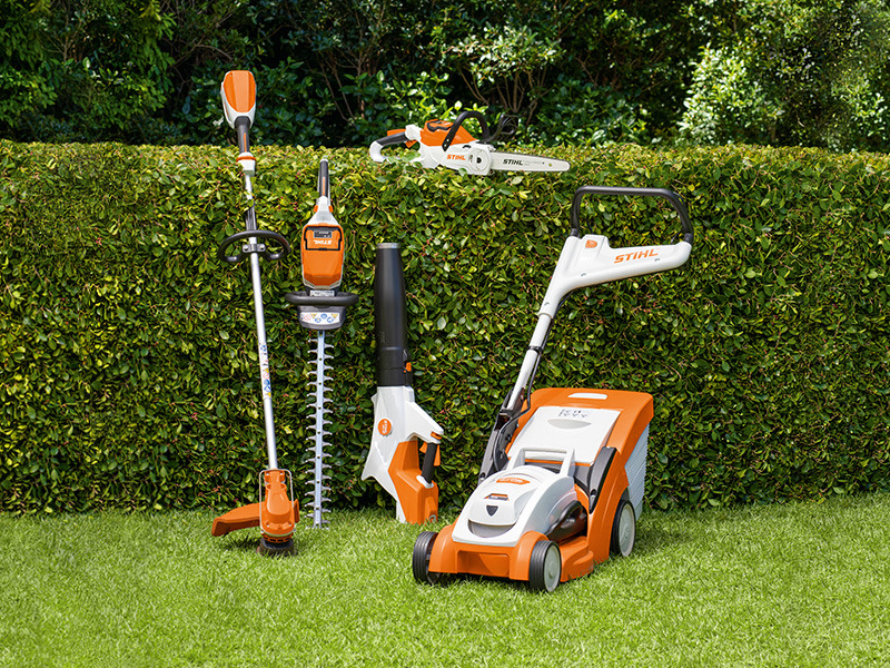 STIHL AK-Serie vor der Hecke mit FSA 60 R, HSA 60, BGA 60, MSA 70, RMA 339 C