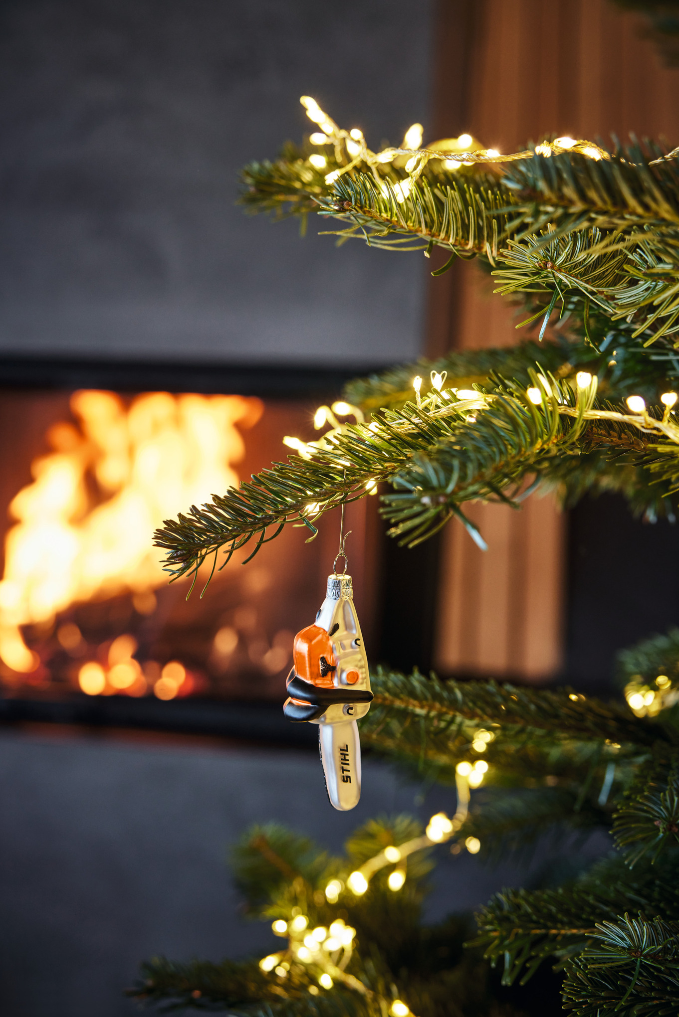 Weihnachtsbaumkugel Motorsäge