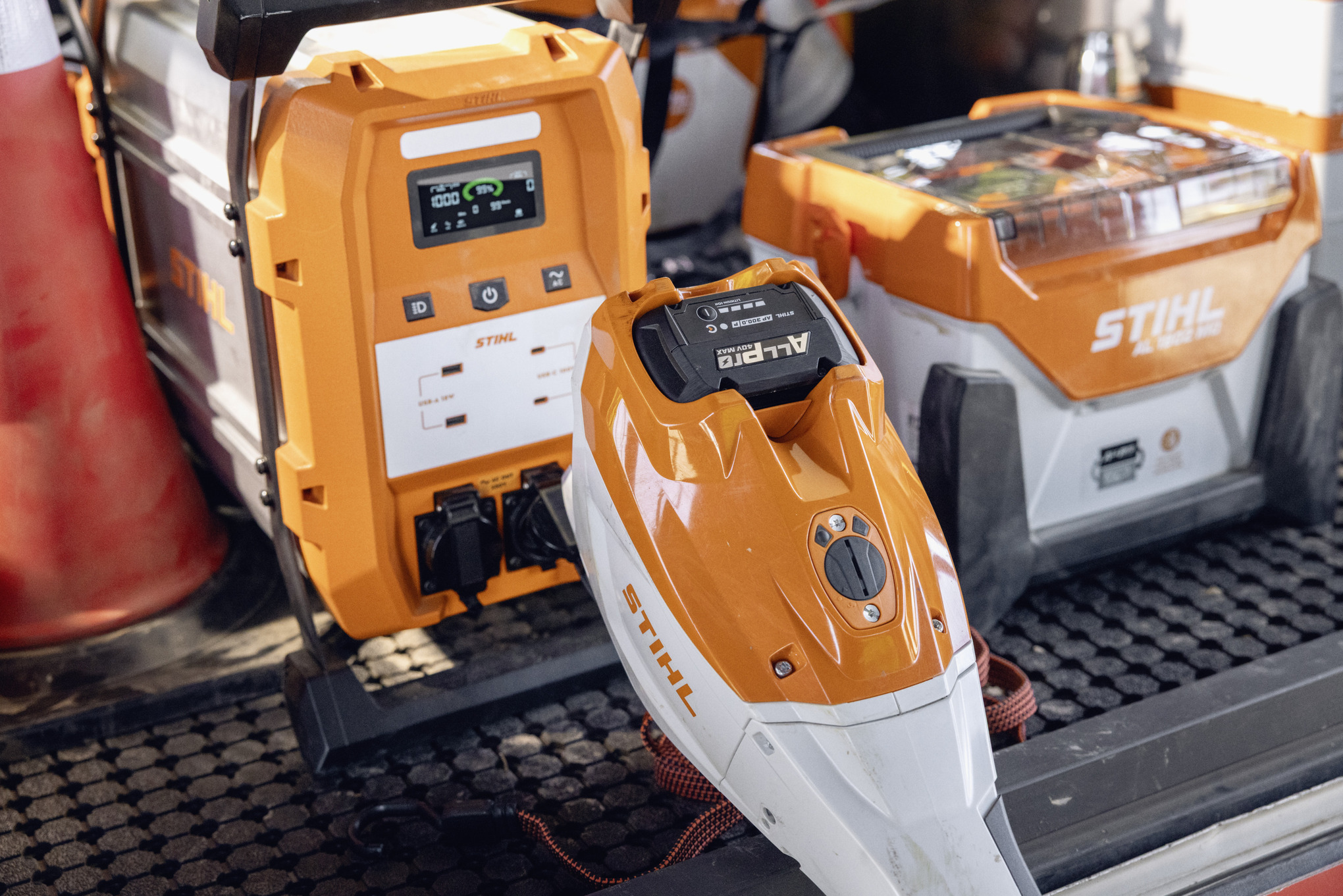 Das mobile Ladegerät STIHL AL 1802 MO und die Powerbank STIHL PS 2000 stehen bereit, um die ALLPRO-Akkus auf der Ladefläche aufzuladen
