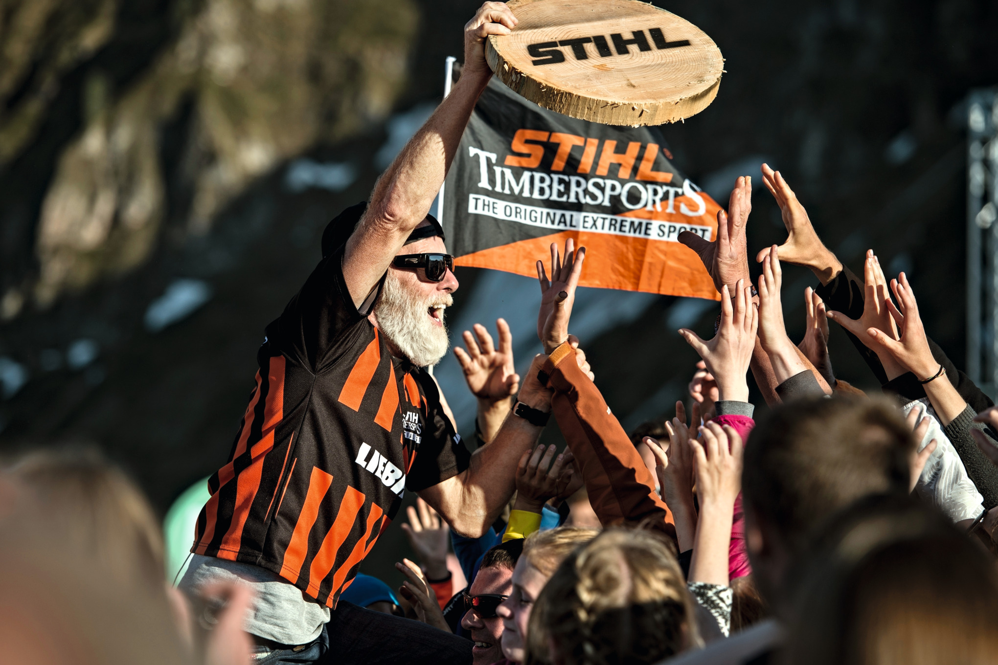 Jubelnde Menschen in Trikots bei einem STIHL TIMBERSPORTS® Wettkampf 