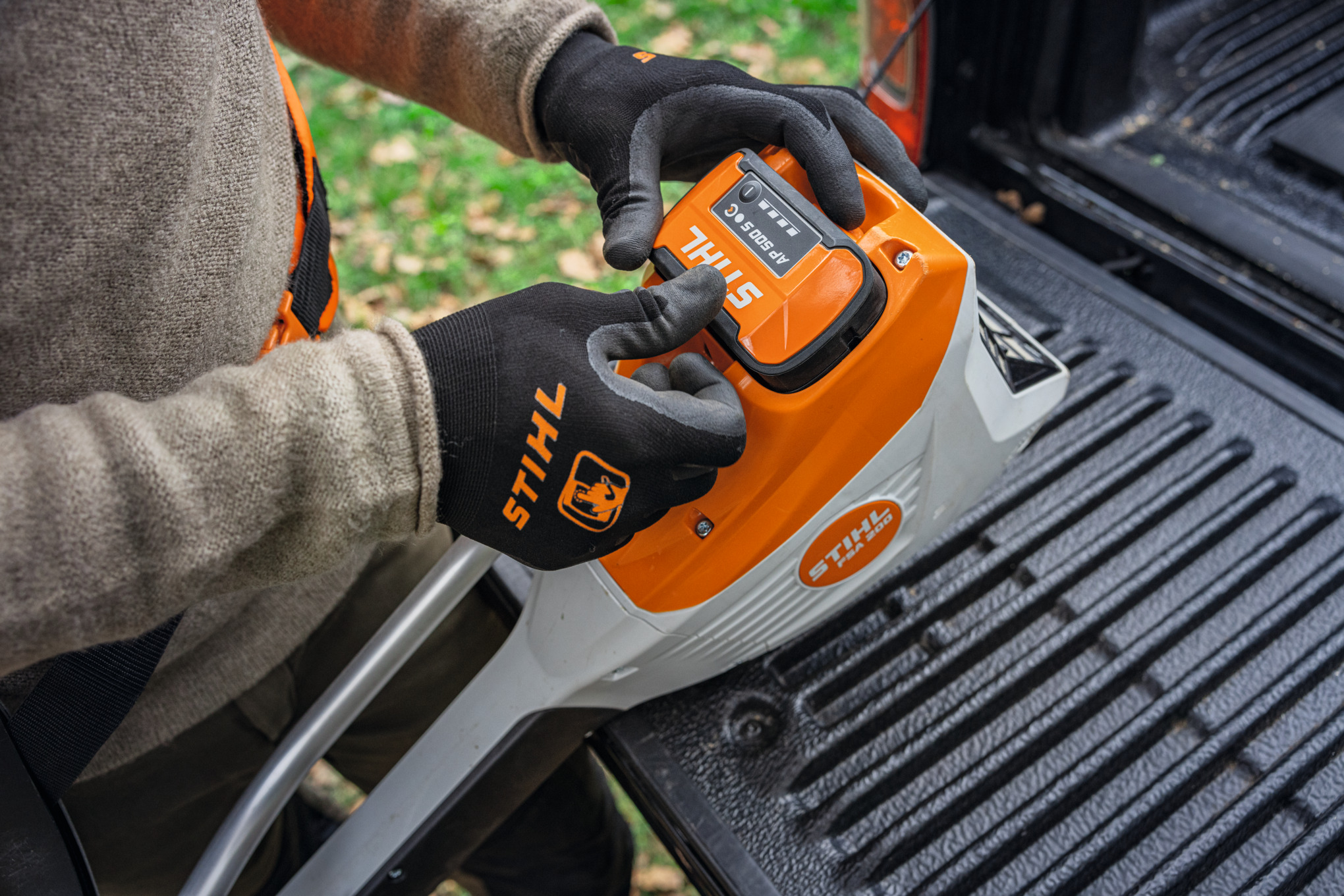 Einfügen eines STIHL AP 500 S Akku in ein Gerät