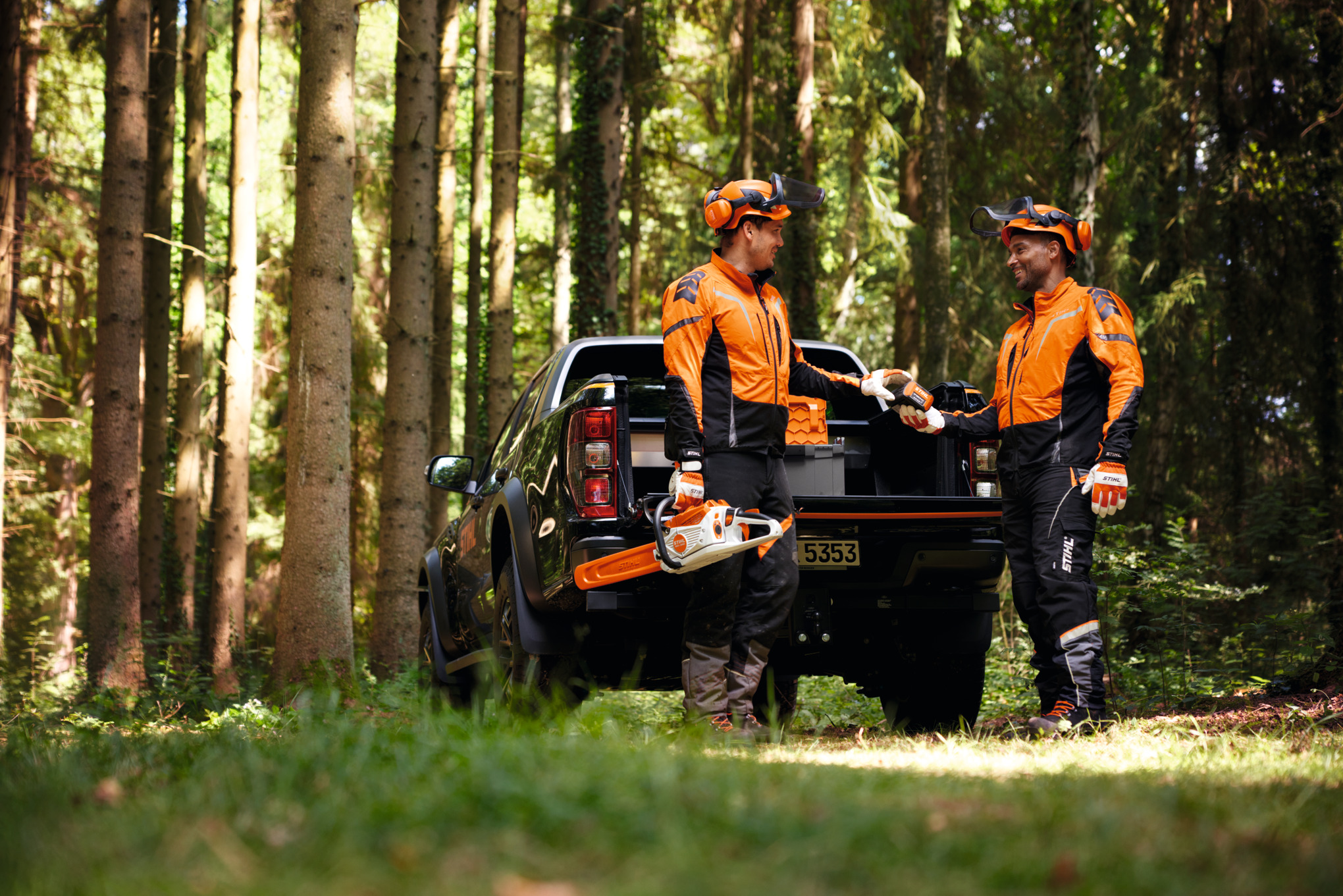 Zwei Forstarbeiter mit Akku MSA 300 und AP 500 S