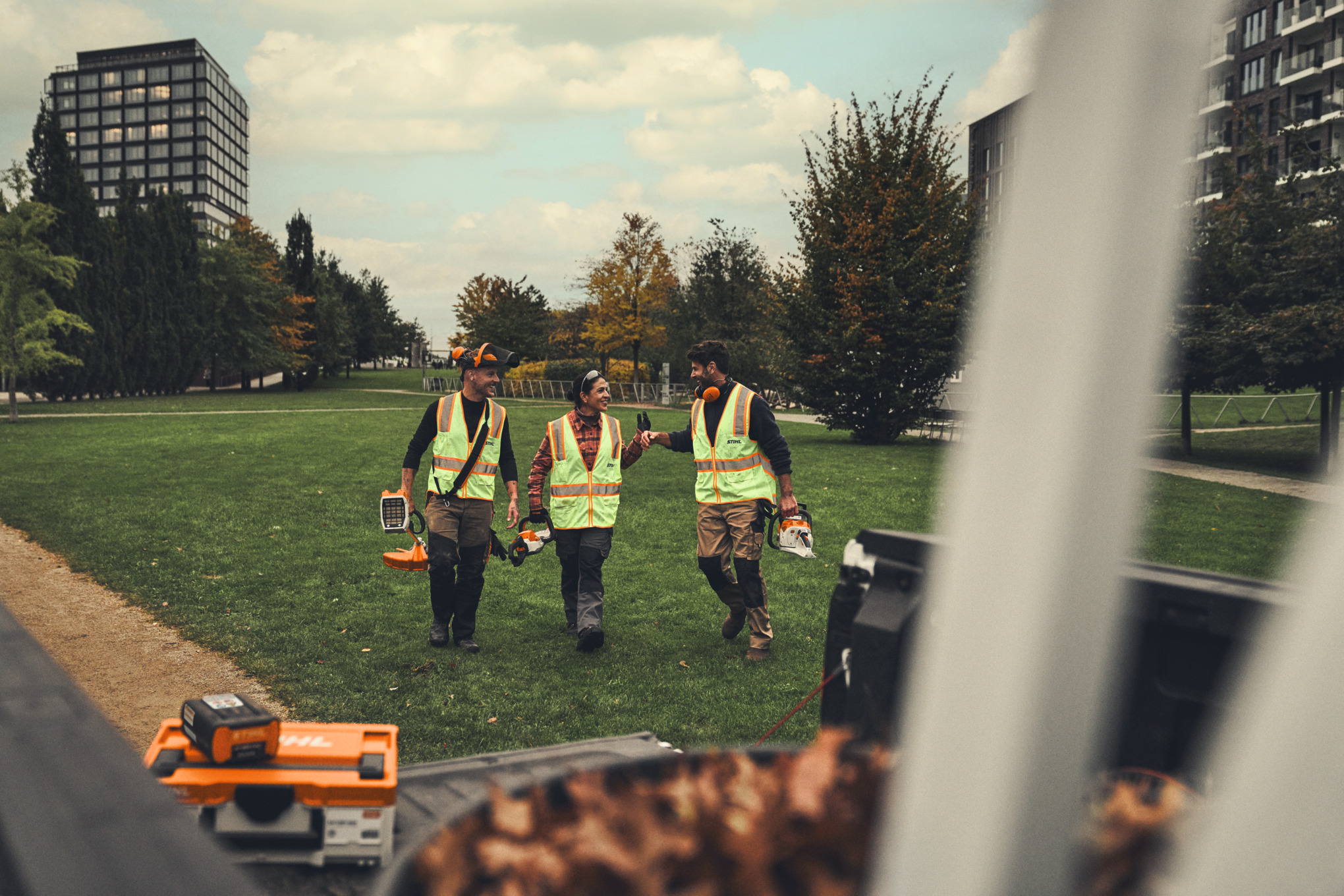 Team auf dem Weg zurück zum Fahrzeug nach der Arbeit mit STIHL Akku-Geräten