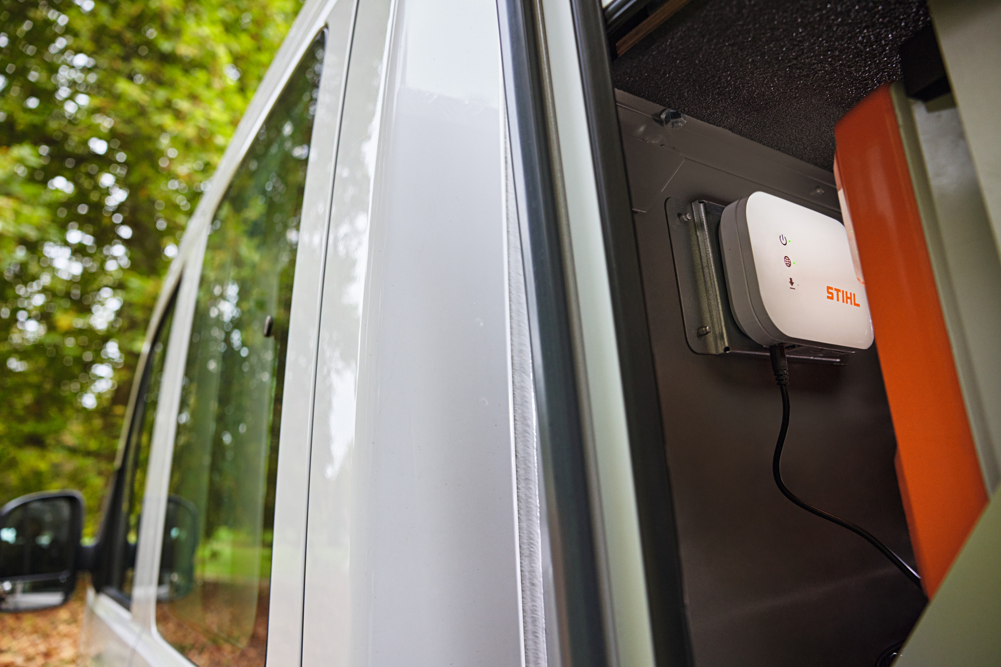 STIHL connected Box am Heck eines Fahrzeugs, platziert in der mobilen Ladestation bottTainer
