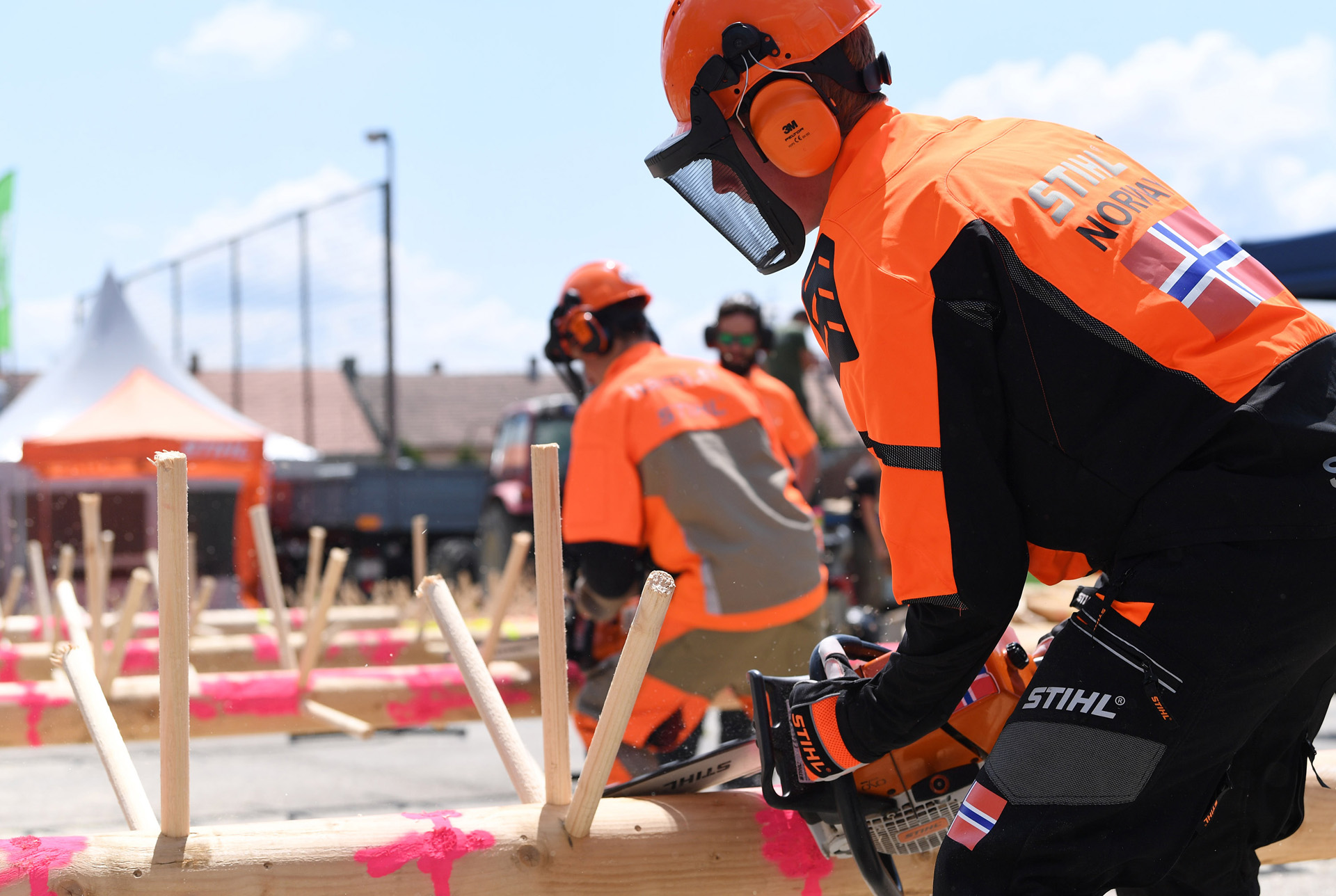 Schüler aus Norwegen in persönlicher Schutzausrüstung von STIHL beim Sägen mit einer STIHL Kettensäge