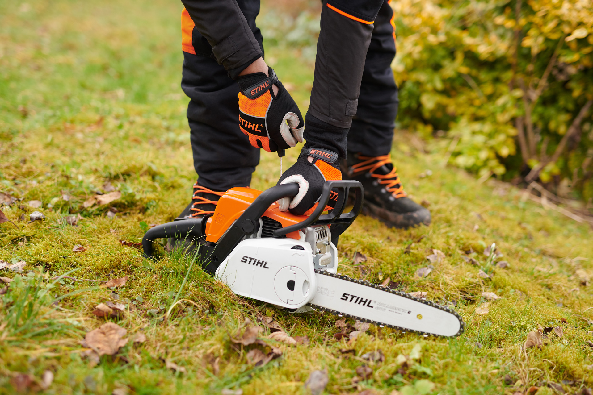 STIHL Benzin-Kettensäge MS 180 C-BE mit ErgoStart wird auf dem Rasen gestartet