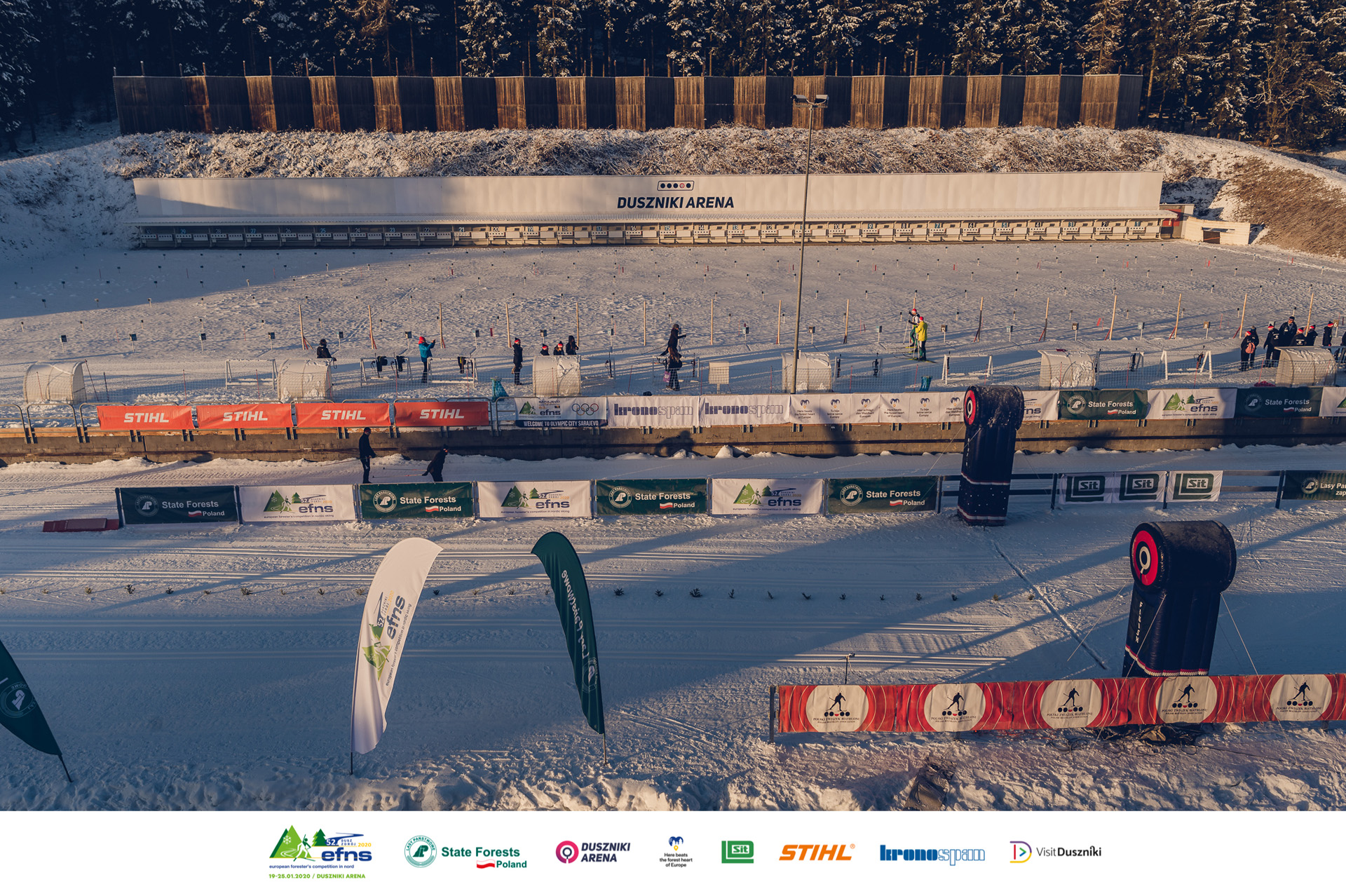 Blick von oben auf die Strecke der Nordischen Ski EM der Förster (EFNS), mit STIHL Banner im Hintergrund