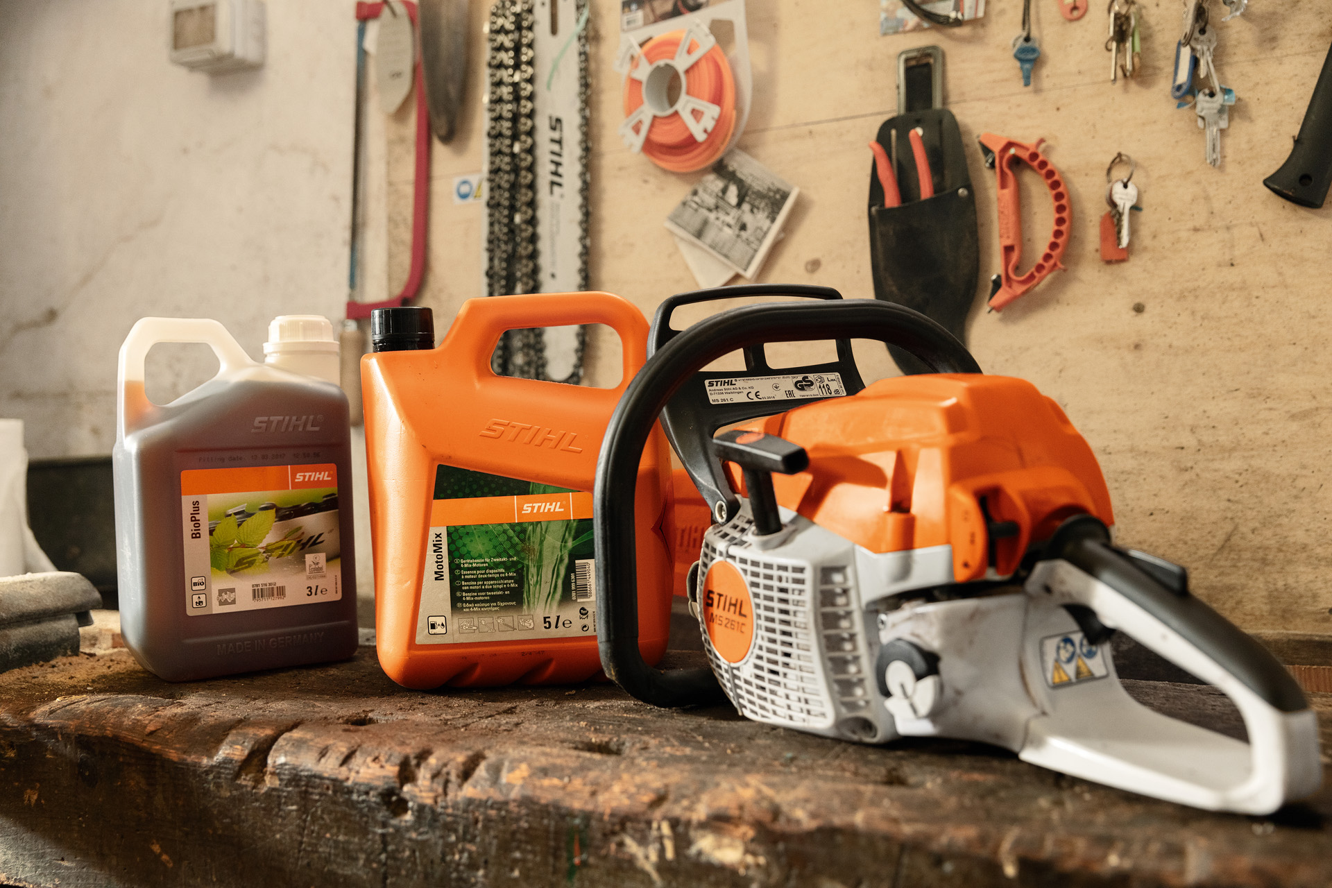 STIHL Benzin-Kettensäge MS 261 C-BE mit werkzeuglosem Tankverschluss neben MotoMix und BioPlus