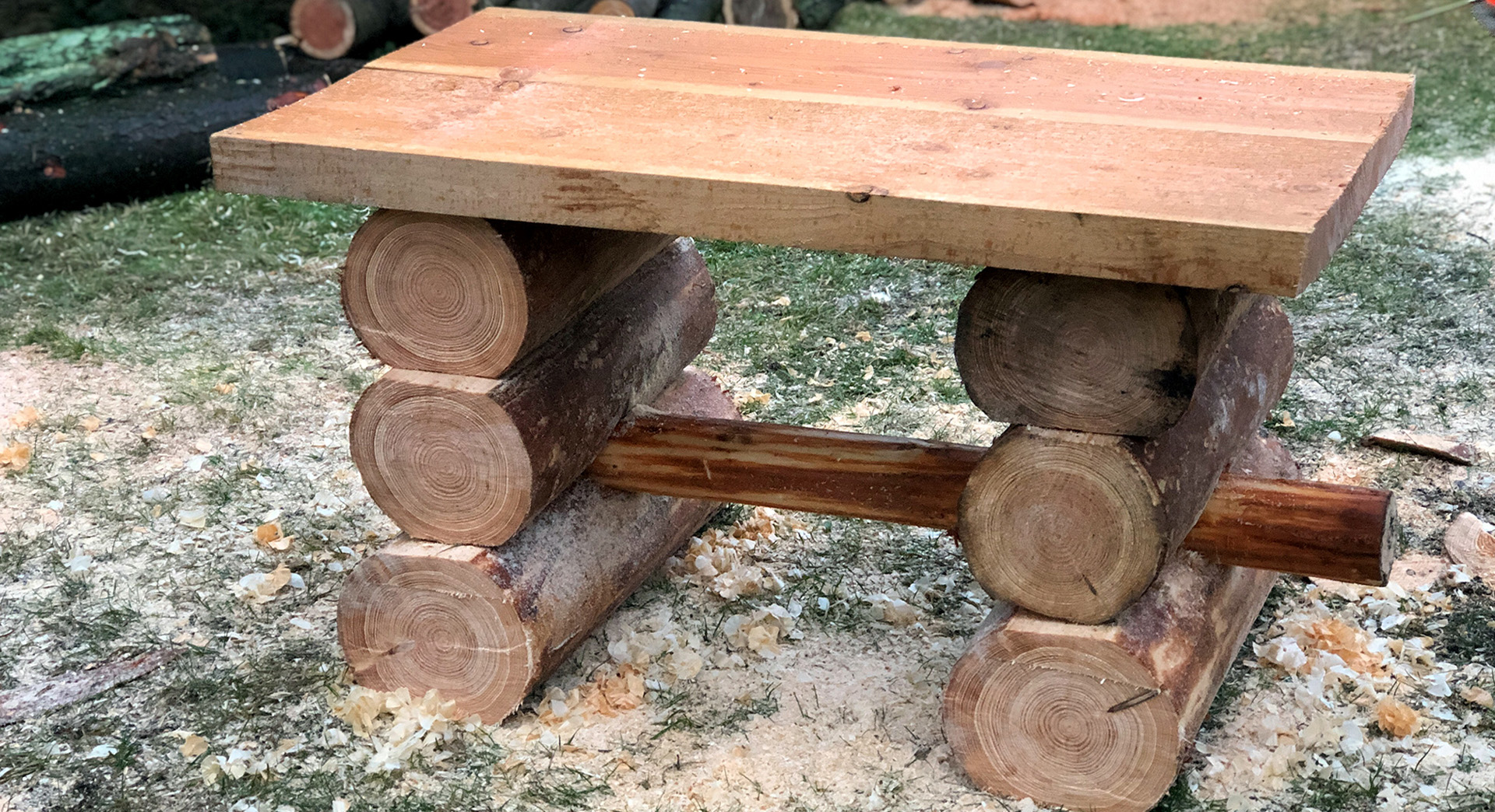 Gartentisch zum Selberbauen zwischen Holzspänen auf Rasen