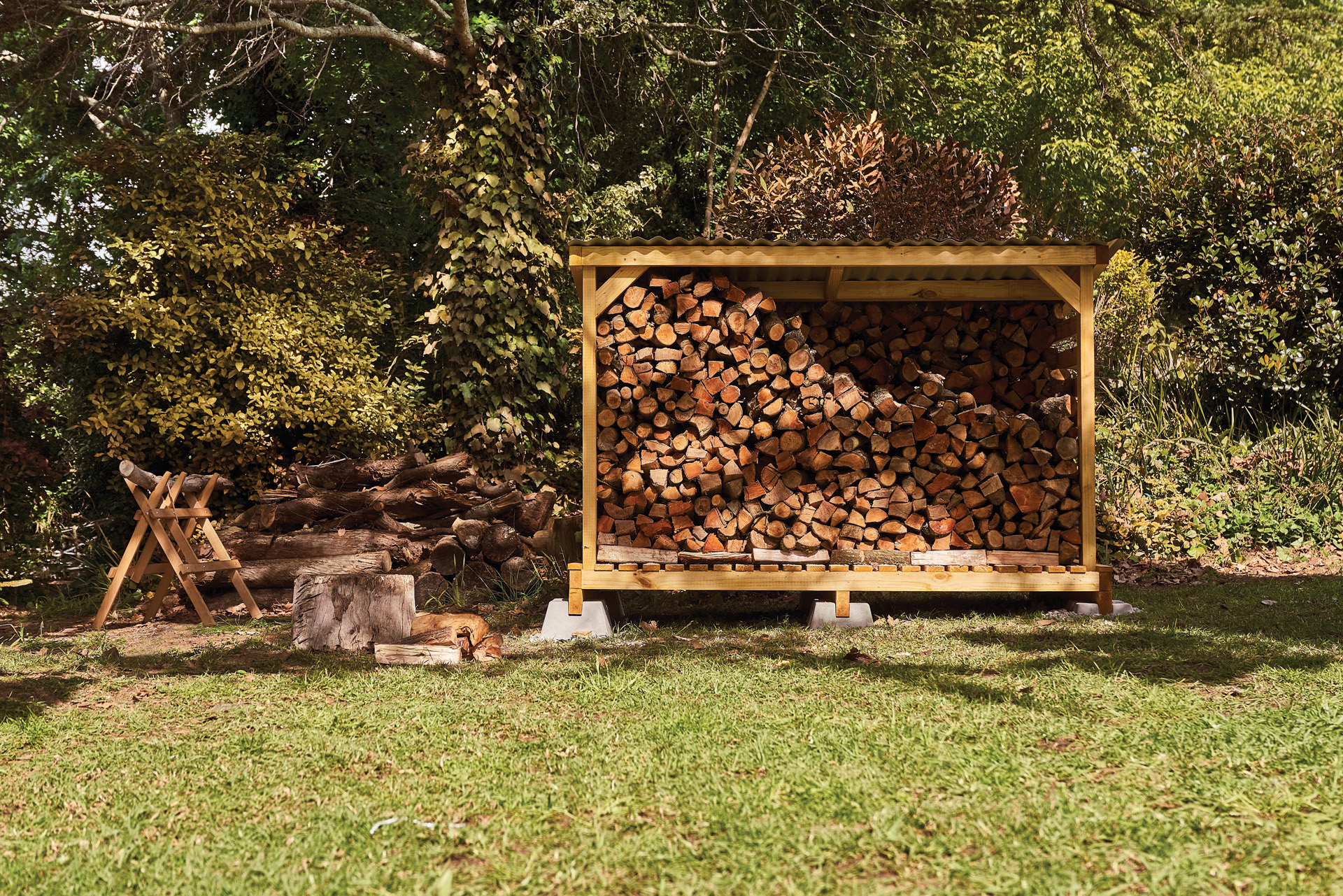 Brennholz lagert richtig in einem Holzunterstand zum Selberbauen