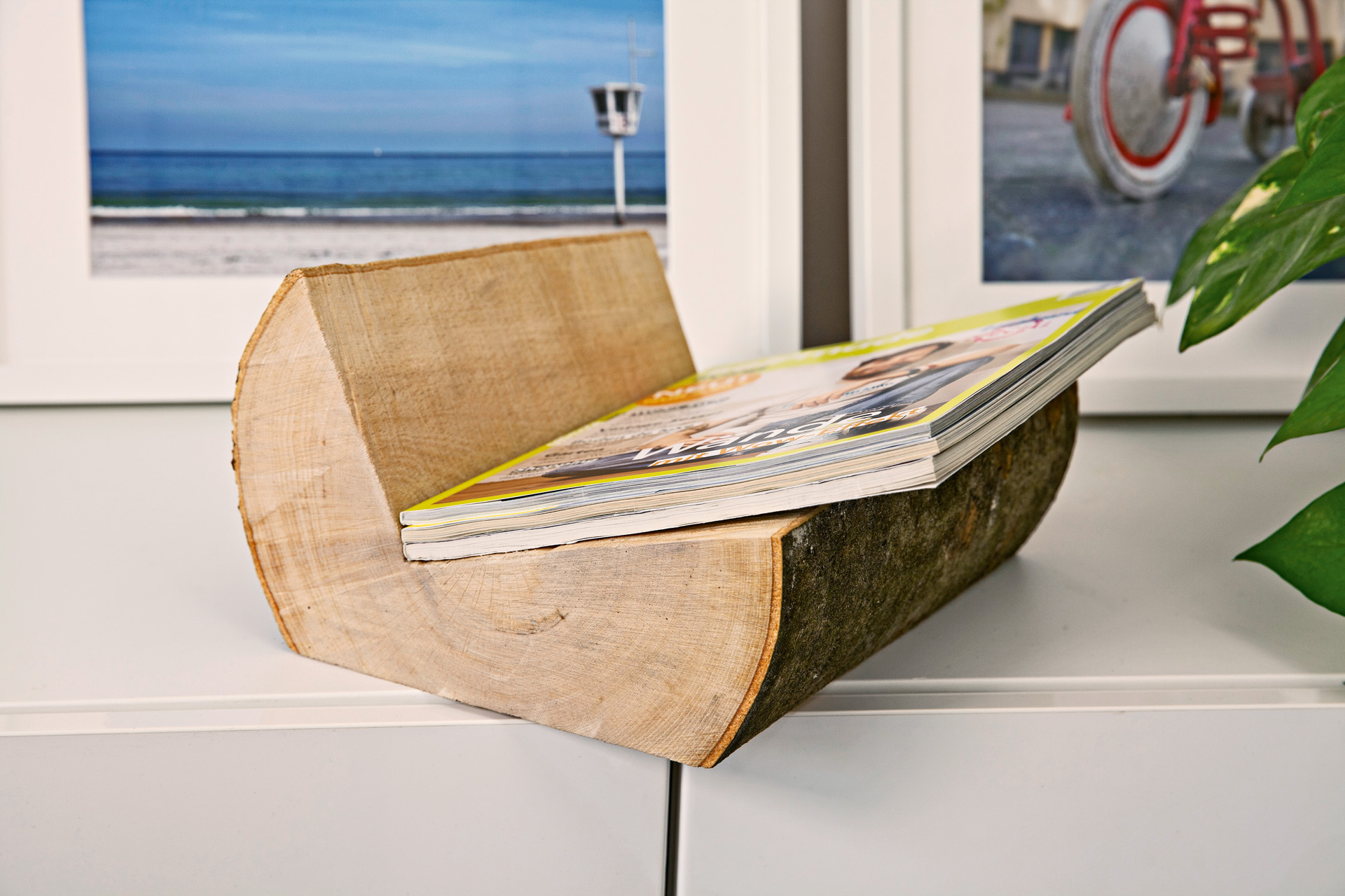 Zeitschriften in einem Zeitungsständer aus Holz zum Selberbauen