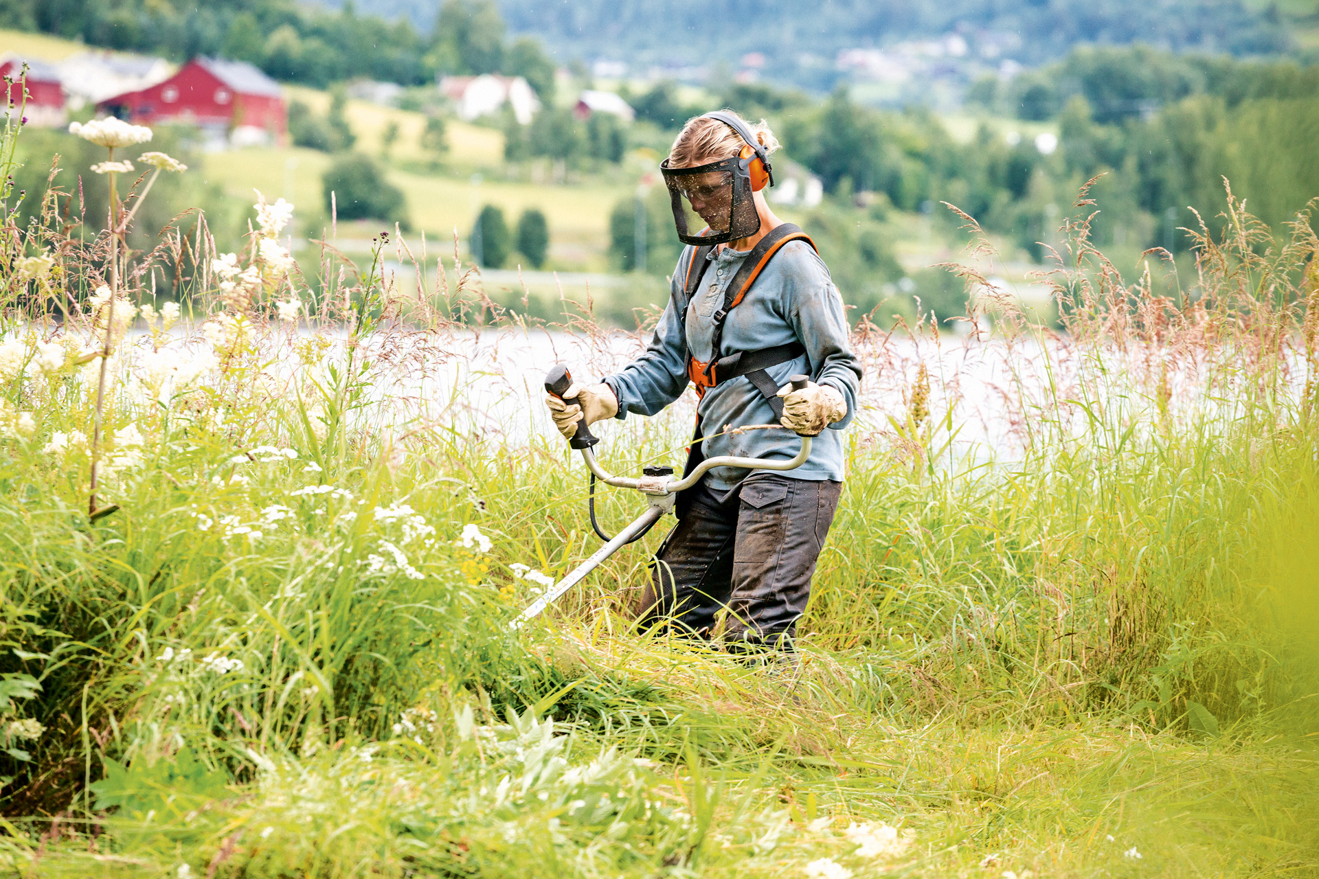 Bei der Arbeit im hohen Gras an einem See mit der STIHL Benzin-Motorsense FS 240 ist Arbeitsschutz wichtig