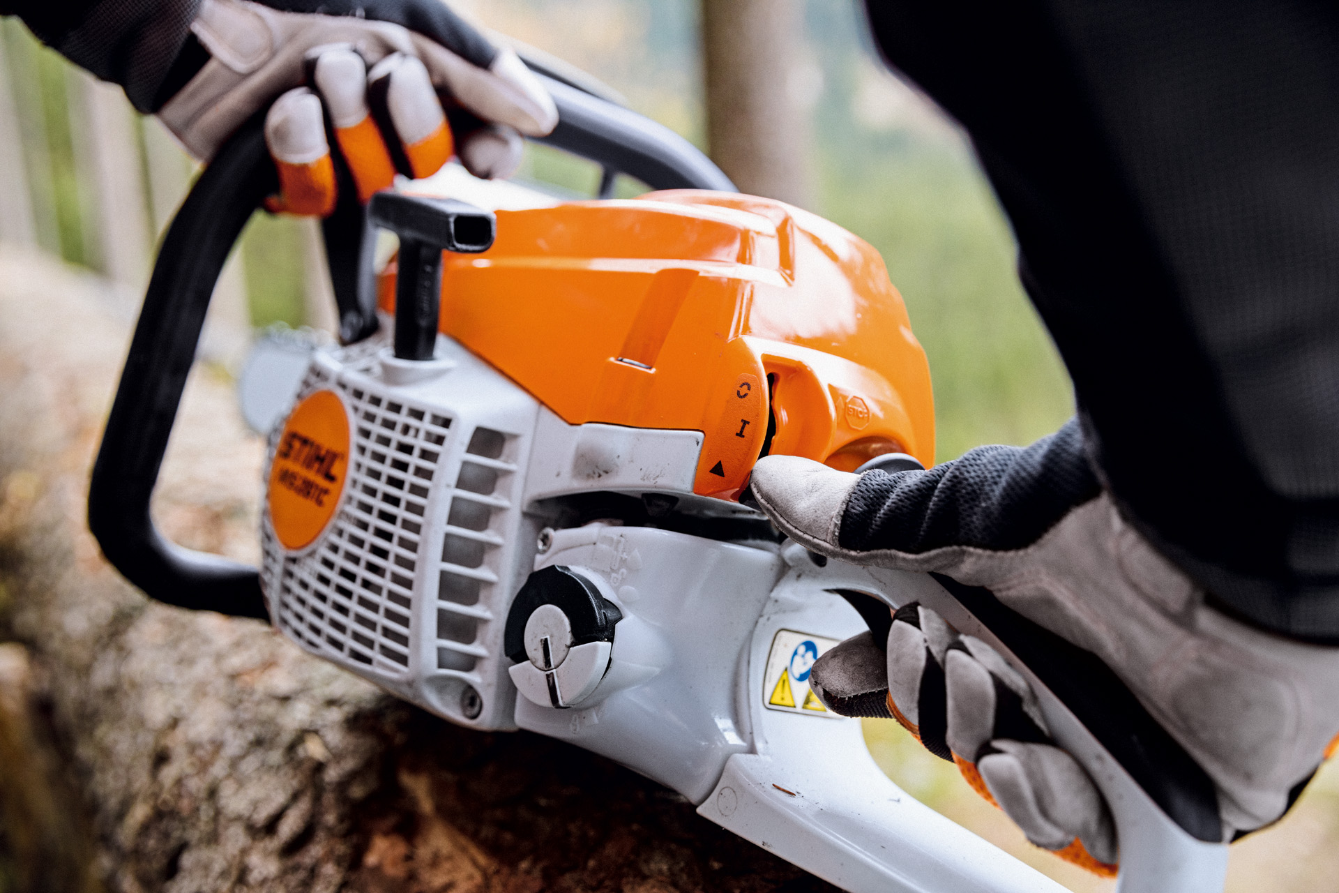 Eine STIHL Motorsäge starten