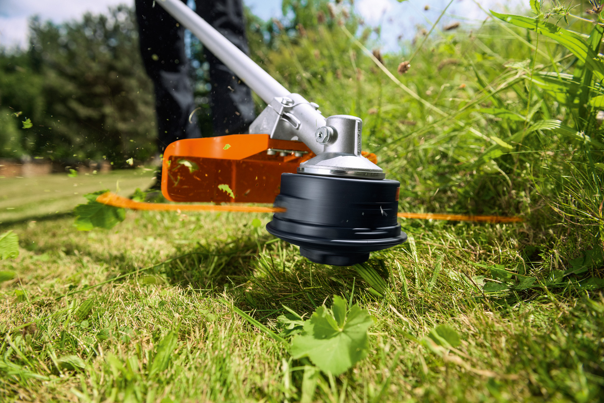 Nahaufnahme einer STIHL Motorsense mit STIHL AutoCut Mähkopf