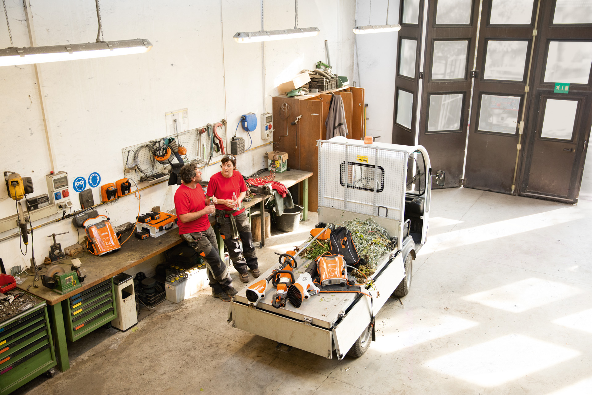 STIHL Akku-Produkte liegend auf einem Transporter.