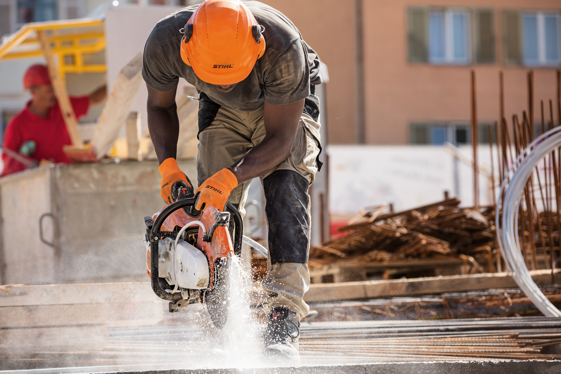 Mann arbeitet auf einer Baustelle mit einem STIHL Trennschleifer TS 500i