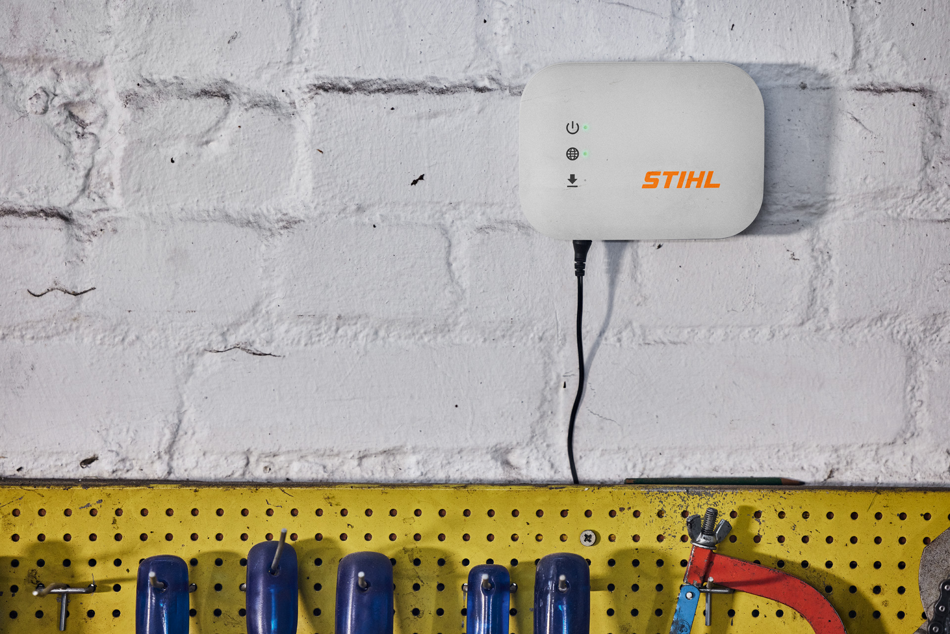 STIHL connected Box an einer Werkstattwand