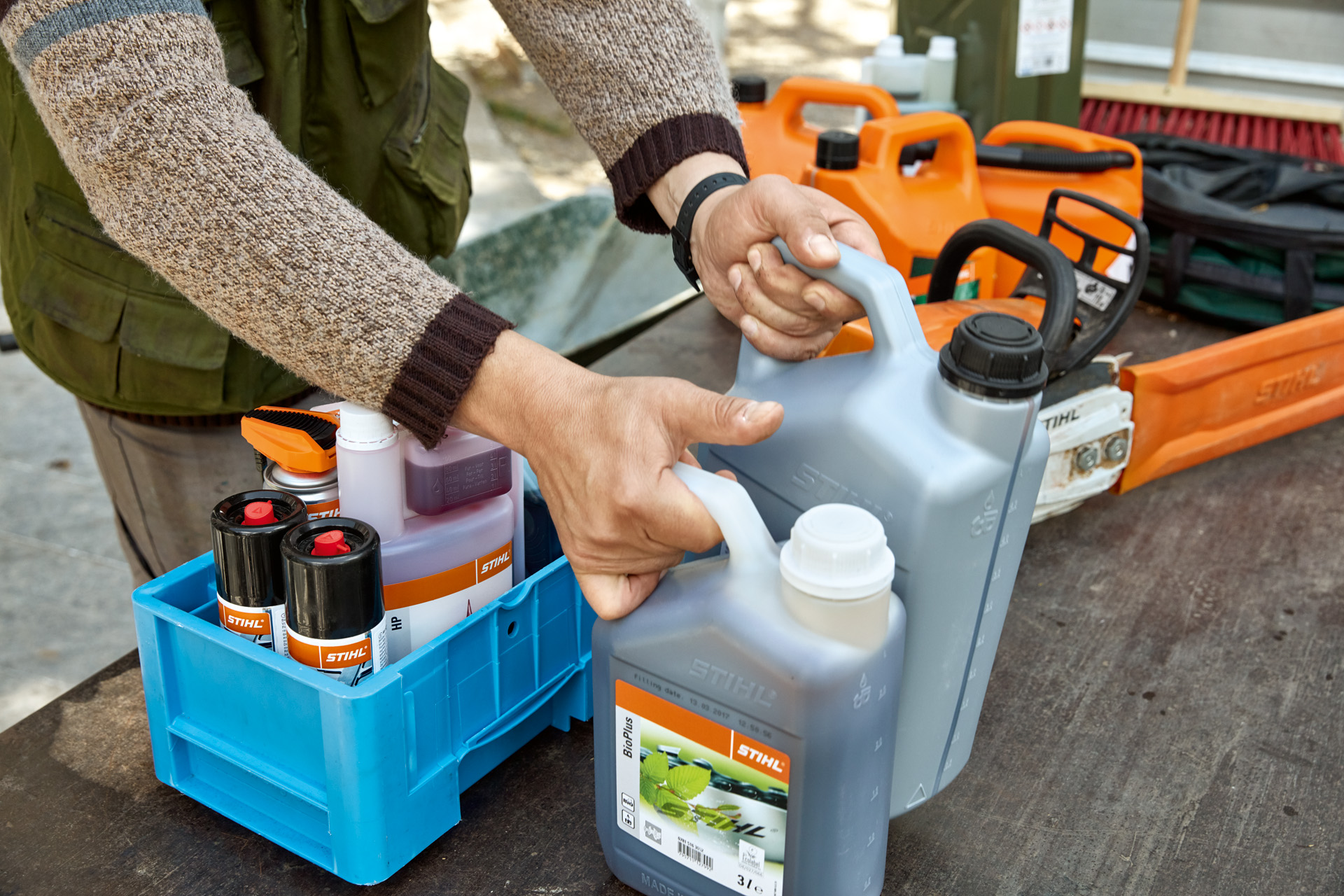 STIHL Kanister werden für den Transport vorbereitet.