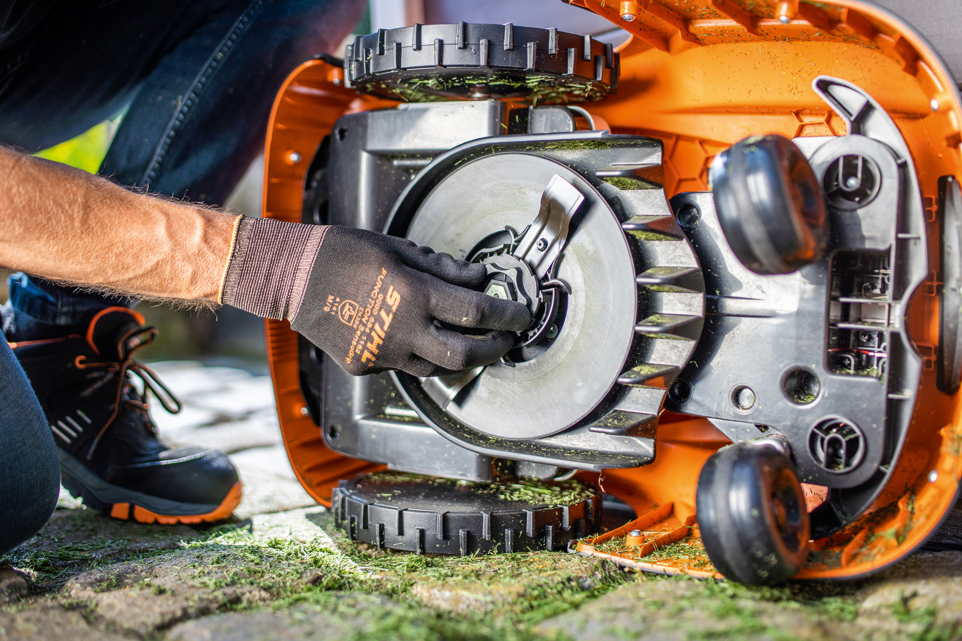 STIHL iMOW® Mähroboter nach der Reinigung von unten