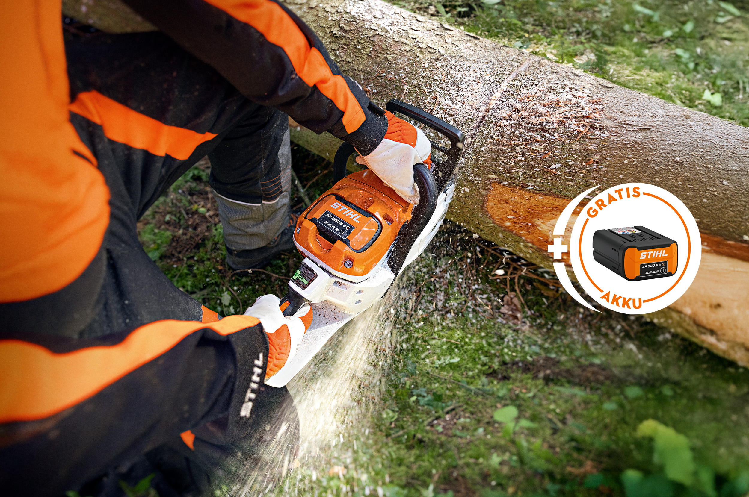 Person in Schutzkleidung, die mit einer STIHL Akku-Kettensäge MSA 300 einen Baumstamm sägt. In der rechten unteren Ecke befindet sich eine Grafik, die auf einen kostenlosen Akku (AP 500 S) hinweist.