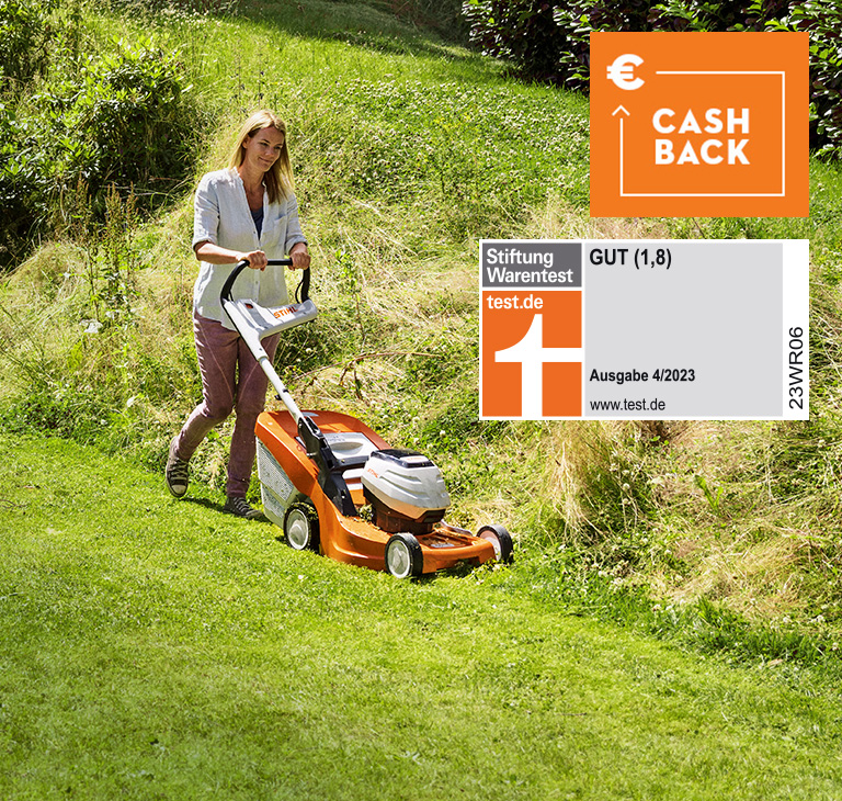 Frau mäht den Rasen im Garten mit einem STIHL Akku-Rasenmäher RMA 443 C
