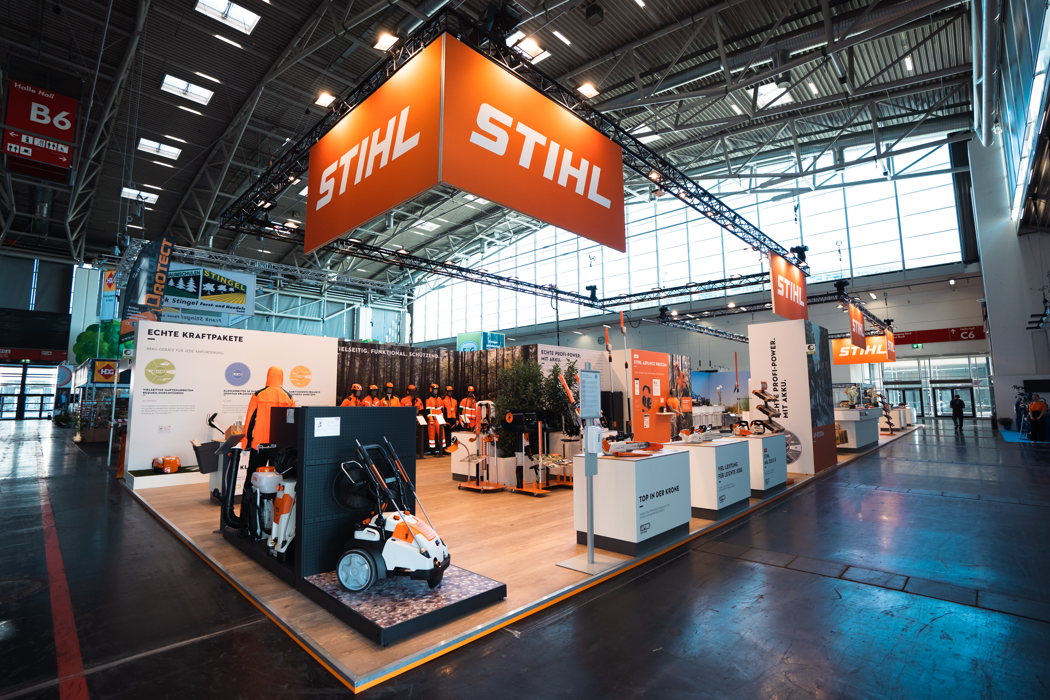 STIHL Indoor-Messestand mit ausgestellten Produkten