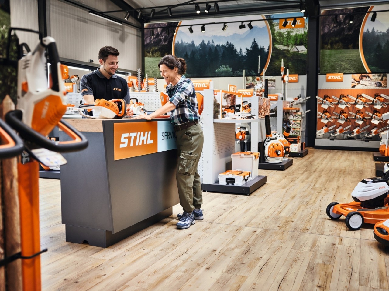 Beratungssituation beim STIHL Fachhandel