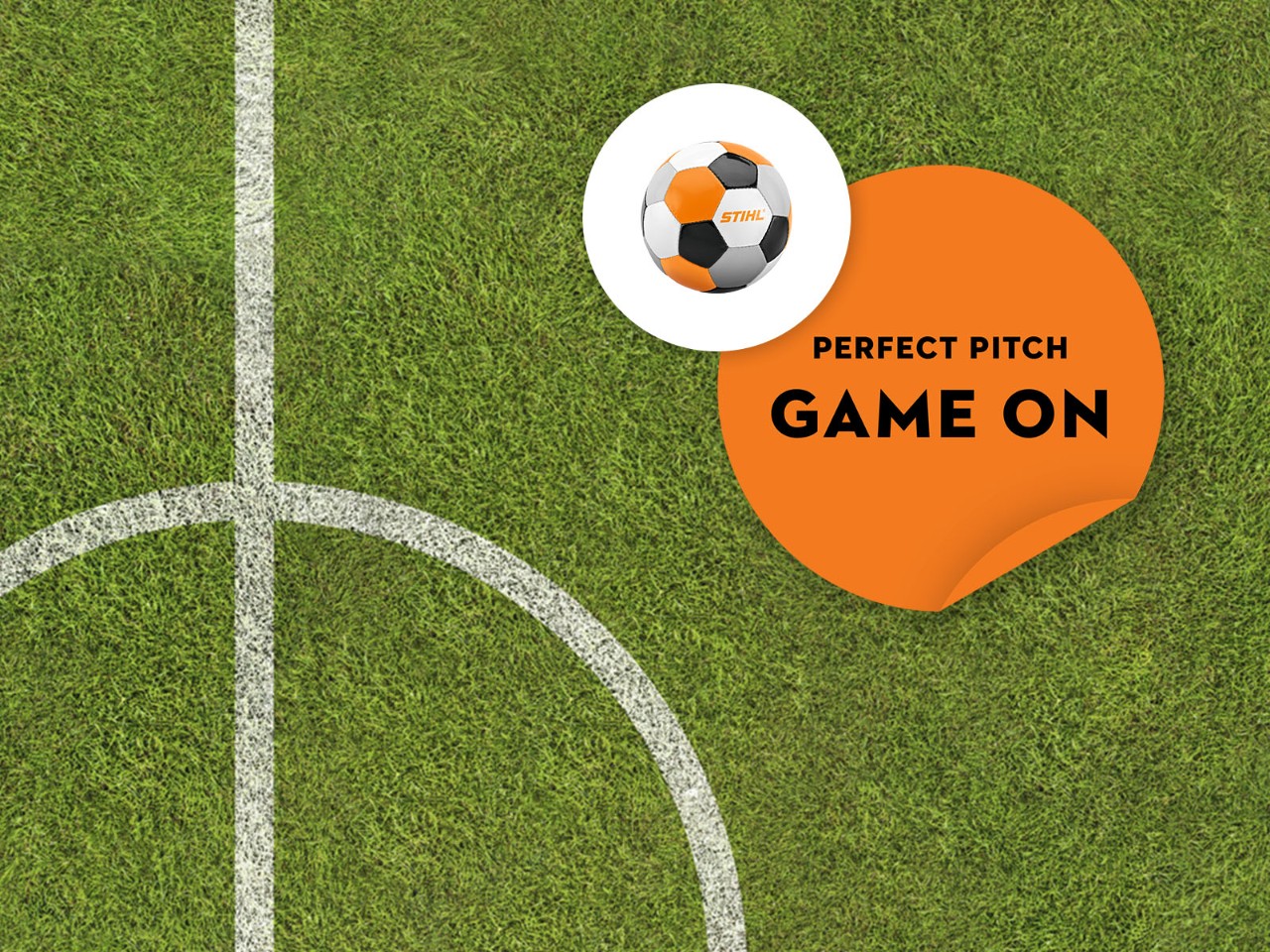 Draufsicht auf ein grünes Fußballfeld mit weißen Spielfeldmarkierungen, einem schwarz-weiß-orangen STIHL Fußball und einer orangefarbenen Grafik mit der Aufschrift "Perfect Pitch". Das Spiel läuft".