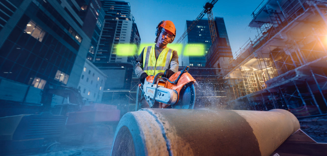 Ein Profi arbeitet mit dem STIHL Trennschleifer TSA 350 auf einer Baustelle