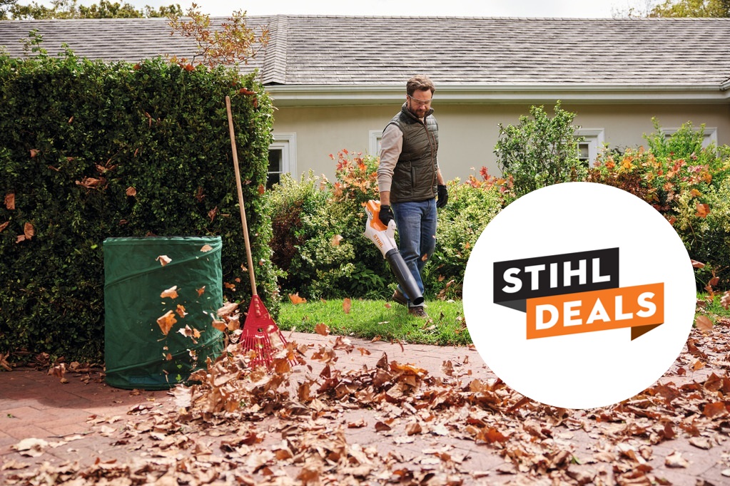 Mann mit BGA 50 Blasgerät bläst den Laub von der Straße. Badge "STIHL Deals" ist zu sehen.