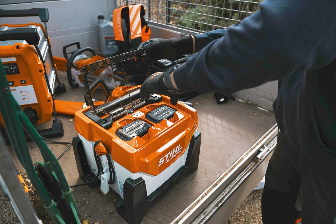 Laden des STIHL ALLPRO AP 300.0 P Akkus im AL 301-4 Mehrfachladegerät