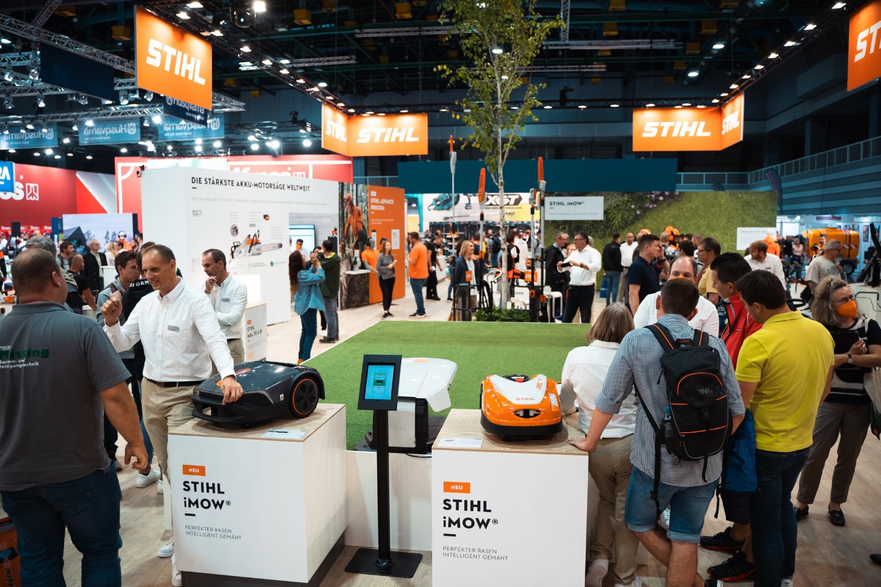 Gut besuchter STIHL Indoor-Messestand mit iMOW® Mährobotern