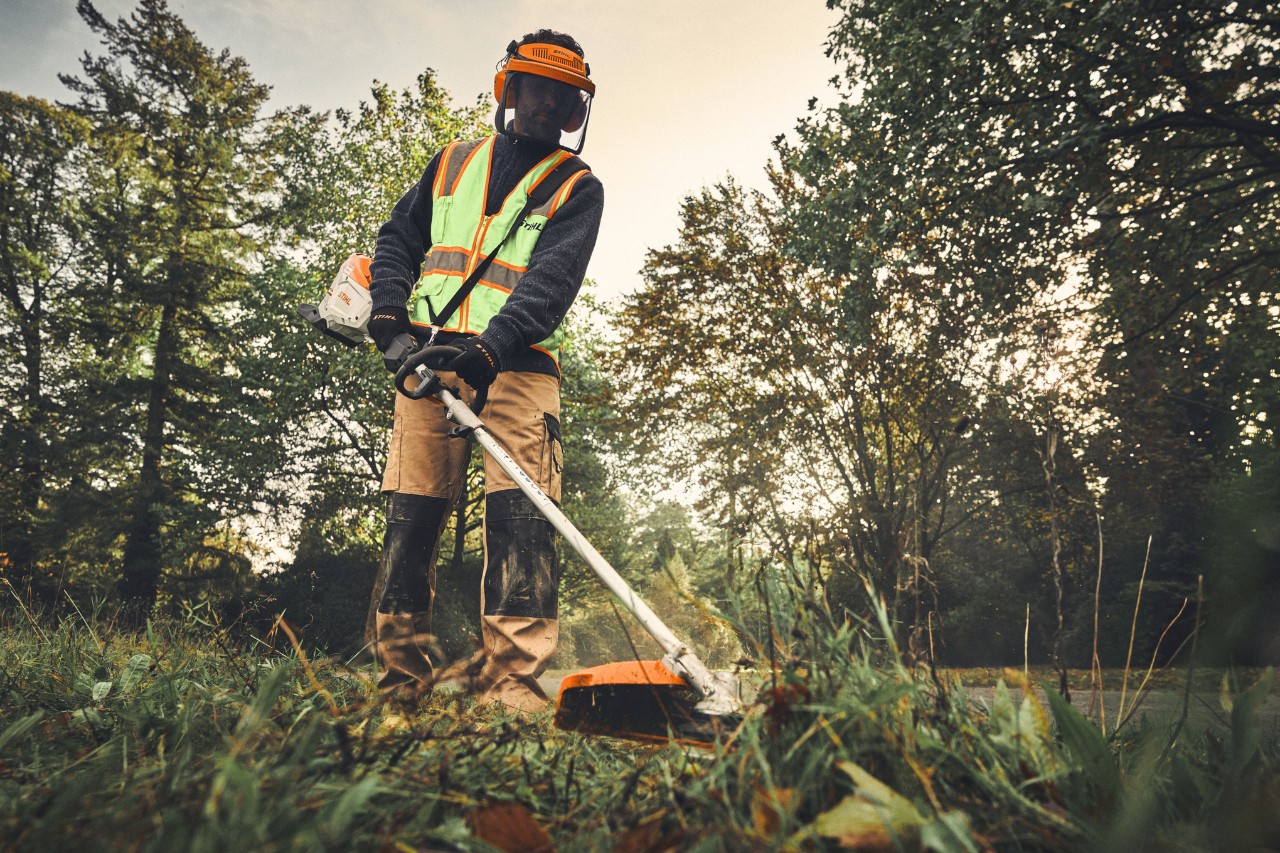 Mann mit STIHL KMA 200 R mit Kombiwerkzeug FS-KM