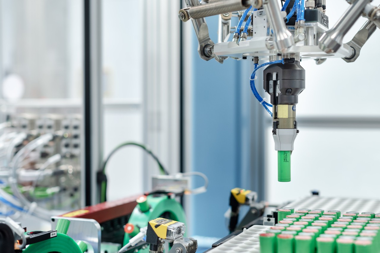 Ein Pick-and-Place-Roboter bestückt die Zellhalter mit Akkuzellen