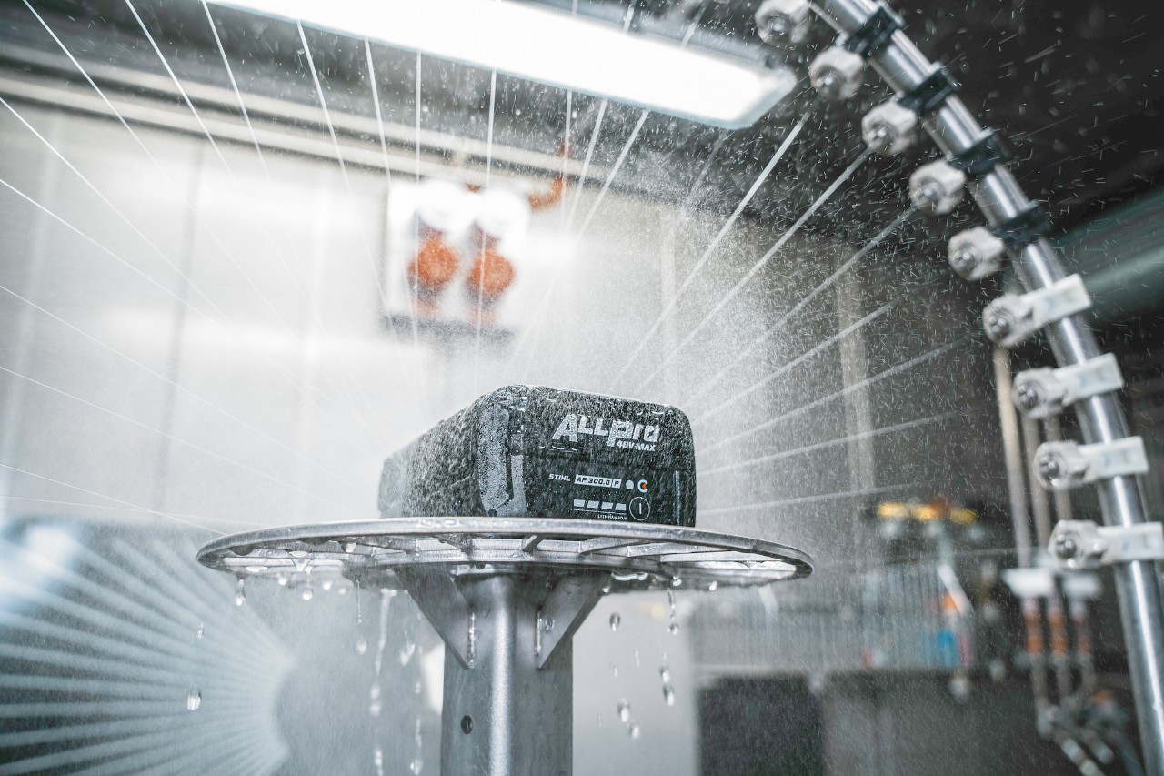  Spritzwassertest: ALLPRO-Akkus werden mit Wasser besprüht