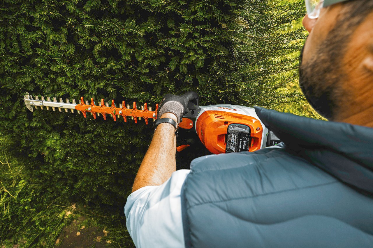  Simon Bagnall, Leiter eines Garten- und Landschaftsbaus, bringt die Hecke mit der Akku-Heckenschere HSA 140 T in Form