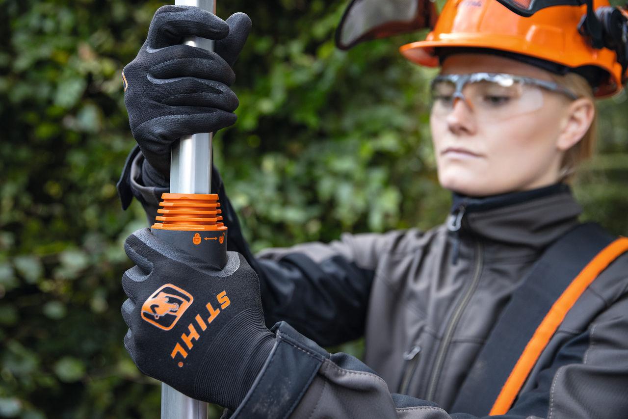  Frau schneidet einen Baum mit der kabellosen Motorsäge STIHL MSA 220