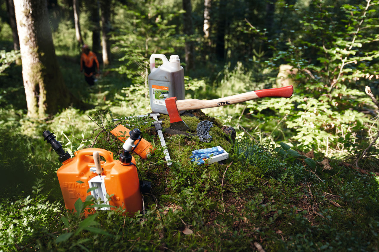STIHL Zubehör im Wald platziert
