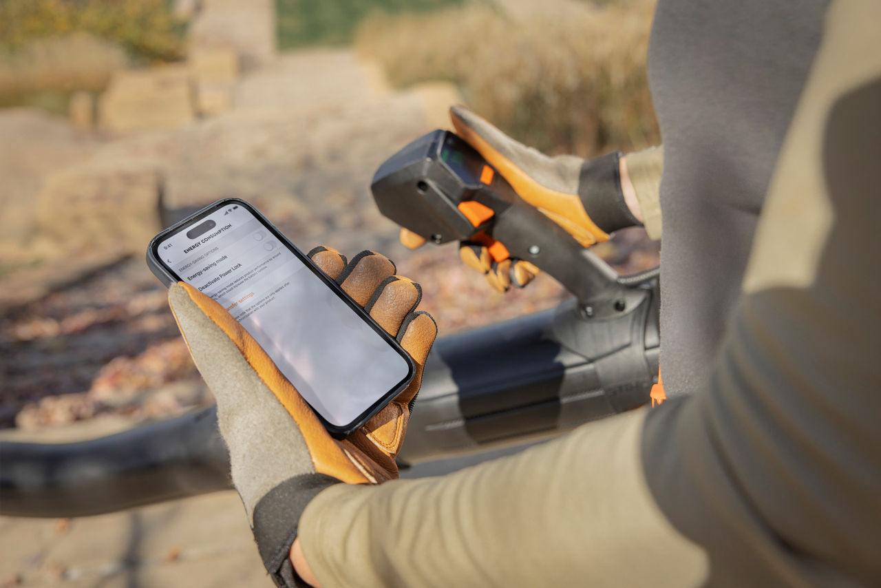 Blick auf die STIHL connected App, Profi hält Smartphone in der Hand