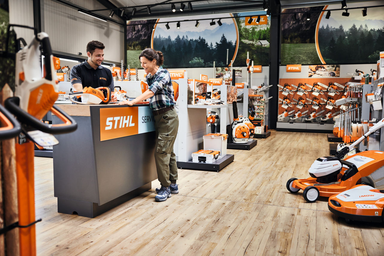 Produktberatung an einem STIHL Service Schalter.